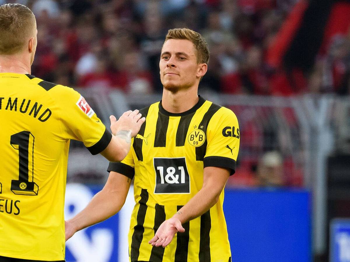 Ex-Gladbach-Stars unter sich: Marco Reus (l.) und Thorgan Hazard (r.) bejubeln für ihren aktuellen Klub Borussia Dortmund einen Treffer. Dieses Foto zeigt die beiden am 6. August 2022. Reus und Hazard klatschen sich ab.