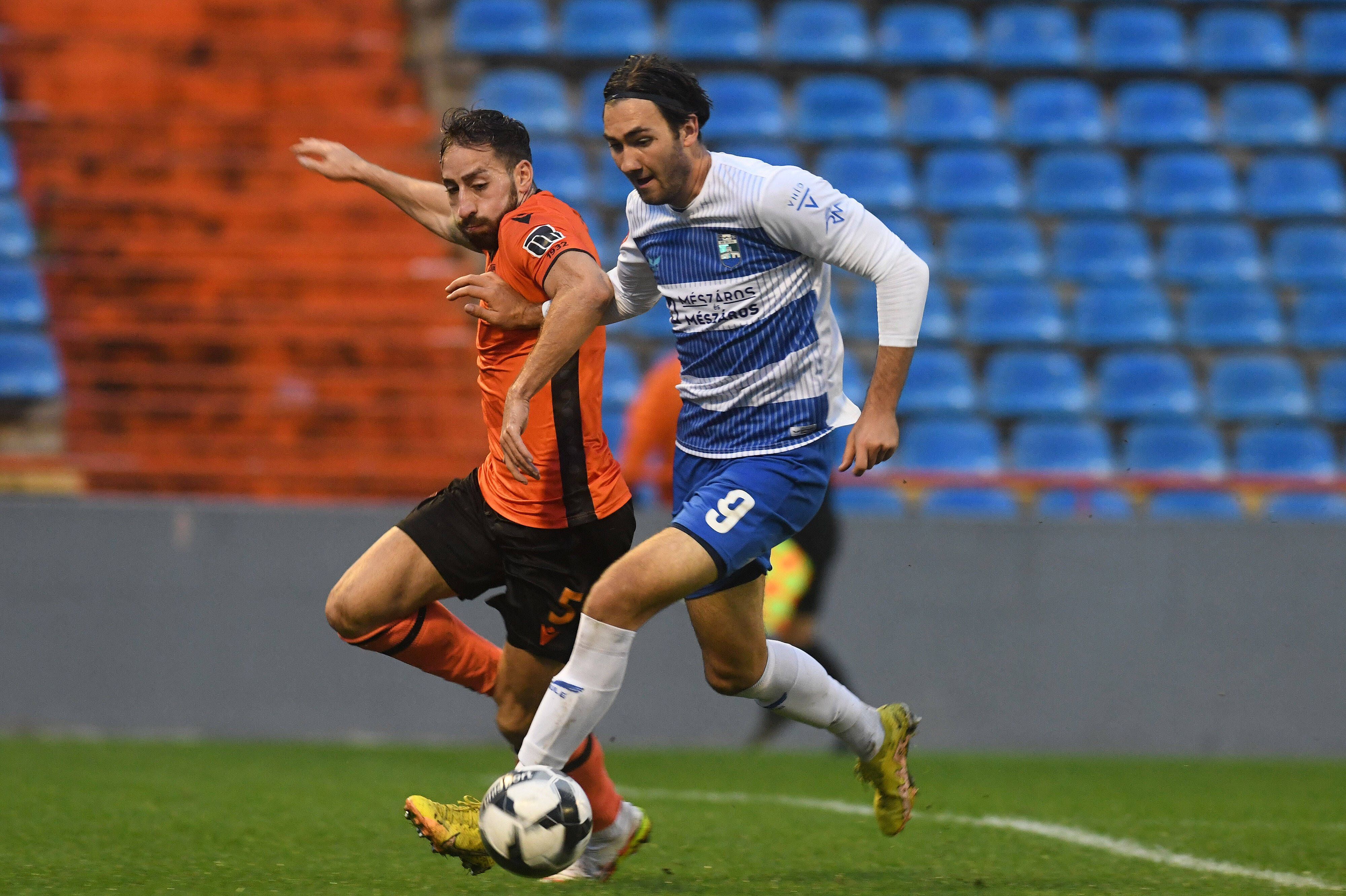 Dion Drena Beljo versucht am 13. November 2022, im Spiel von NK Osijek gegen HNK Sibenik den Ball gegen Stefan Peric zu behaupten. Der kroatische Stürmer steht im blau-weißen Trikot von Osijek im Strafraum des Gegners.