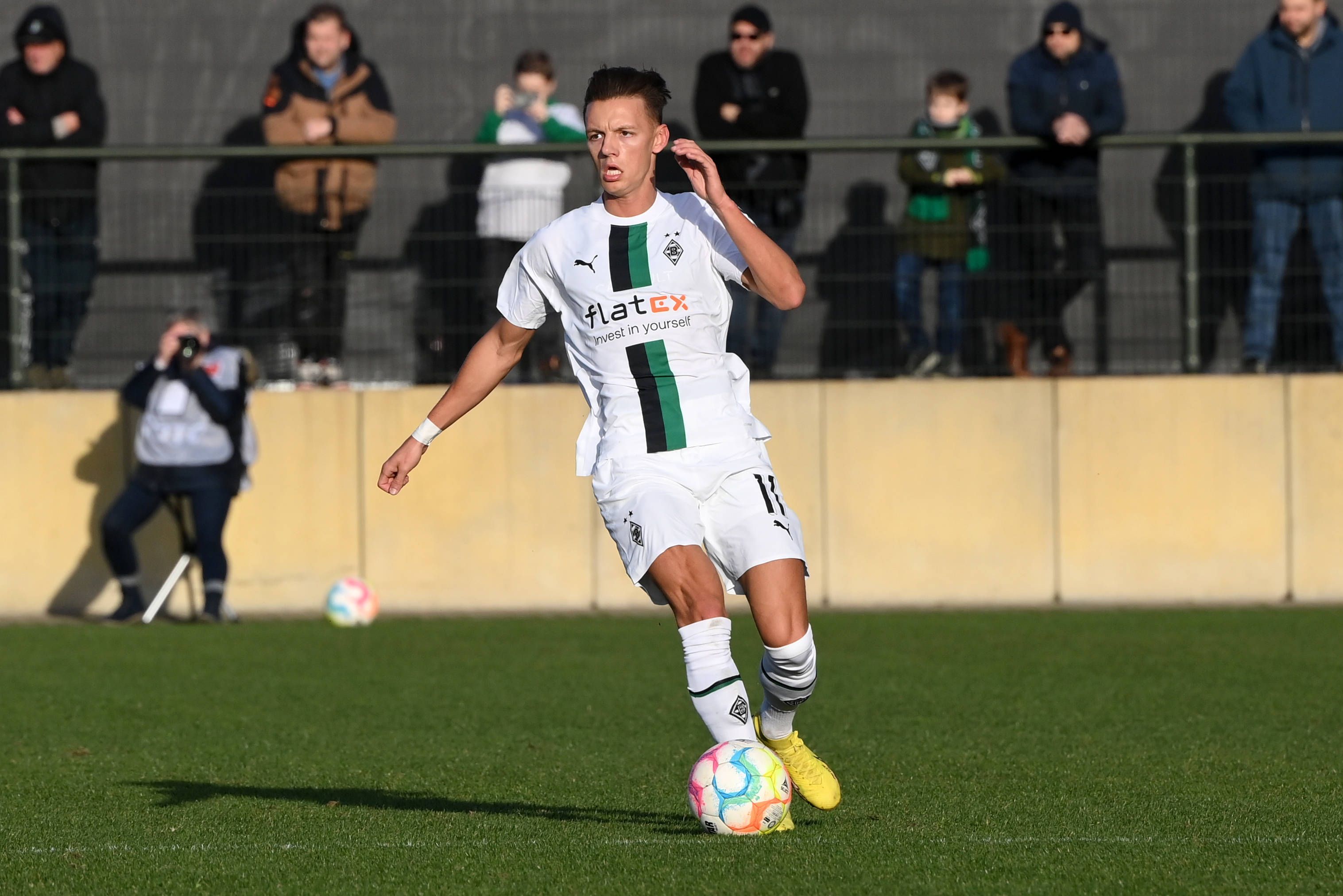 Hannes Wolf, hier zu sehen am 7. Januar 2023, präsentiert sich während der aktuellen Vorbereitung von Borussia Mönchengladbach in guter Verfassung. Wolf hat auf diesem Bild den Ball am rechten Fuß, während er läuft.