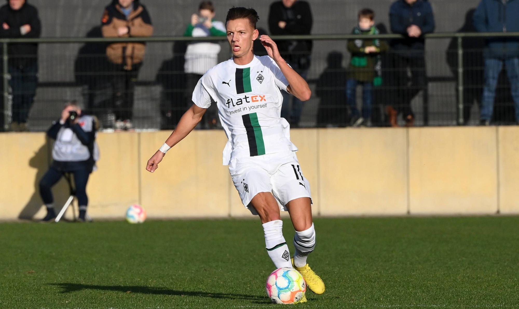 Hannes Wolf, hier zu sehen am 7. Januar 2023, präsentiert sich während der aktuellen Vorbereitung von Borussia Mönchengladbach in guter Verfassung. Wolf hat auf diesem Bild den Ball am rechten Fuß, während er läuft.