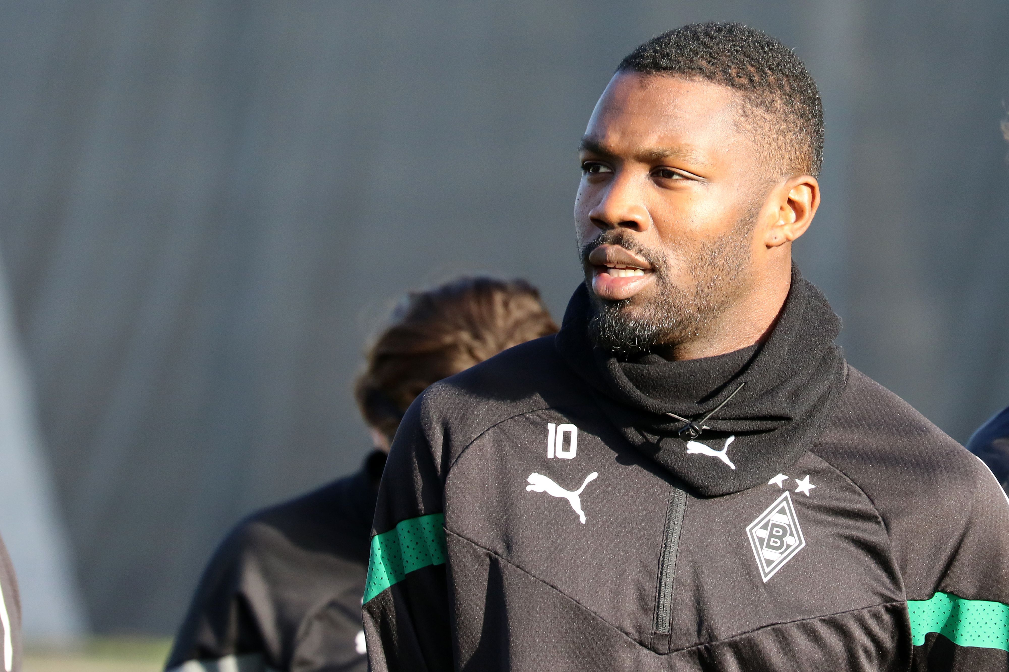 Marcus Thuram von Borussia Mönchengladbach, hier am 11. Januar 2023 beim Testspiel gegen Arminia Bielefeld, mit fokussiertem Blick beim Warmmachen in Nahaufnahme.