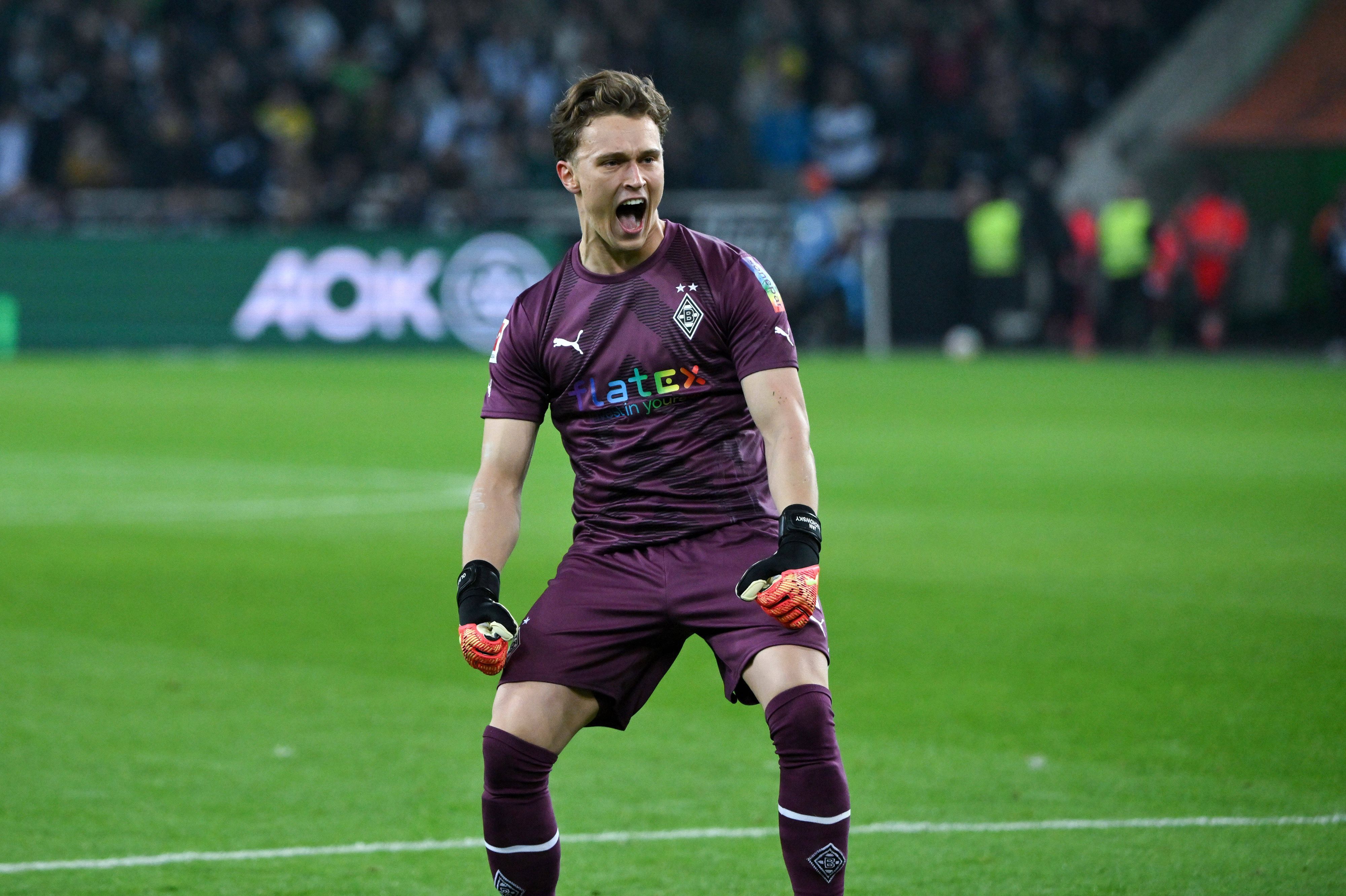 So hat Gladbach-Torwart Jan Olschowsky seine tolle Leistung samt Sieg im Bundesliga-Duell (11. November 2022) gegen Dortmund im Borussia-Park bejubelt. Nun steht er wohl vor einer Vertragsverlängerung am Niederrhein. Olschowsky schreit seine Freude vor der Norkurve heraus.