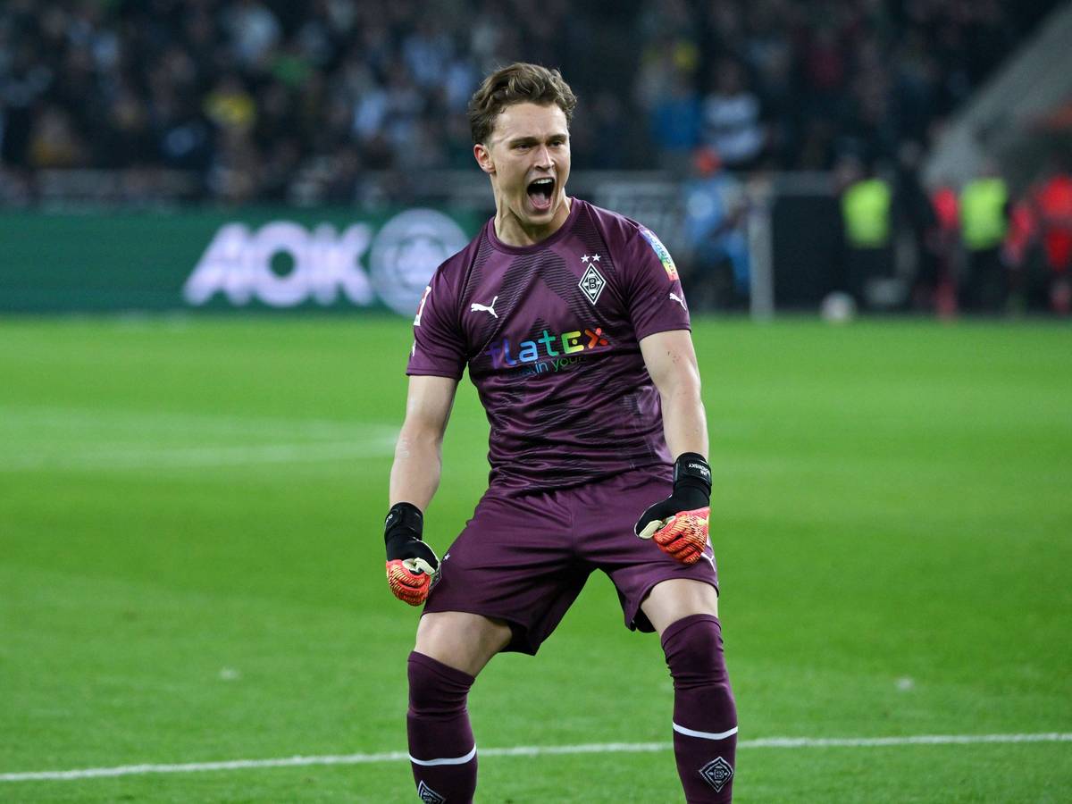 So hat Gladbach-Torwart Jan Olschowsky seine tolle Leistung samt Sieg im Bundesliga-Duell (11. November 2022) gegen Dortmund im Borussia-Park bejubelt. Nun steht er wohl vor einer Vertragsverlängerung am Niederrhein. Olschowsky schreit seine Freude vor der Norkurve heraus.