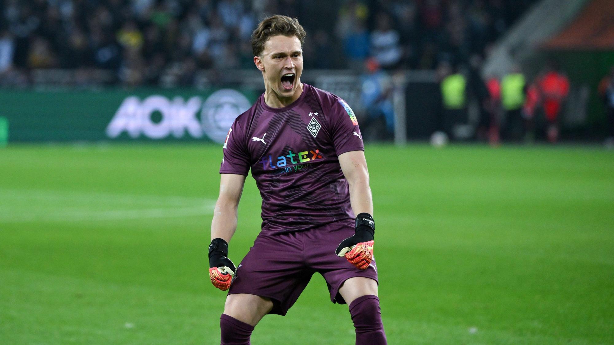 So hat Gladbach-Torwart Jan Olschowsky seine tolle Leistung samt Sieg im Bundesliga-Duell (11. November 2022) gegen Dortmund im Borussia-Park bejubelt. Nun steht er wohl vor einer Vertragsverlängerung am Niederrhein. Olschowsky schreit seine Freude vor der Norkurve heraus.