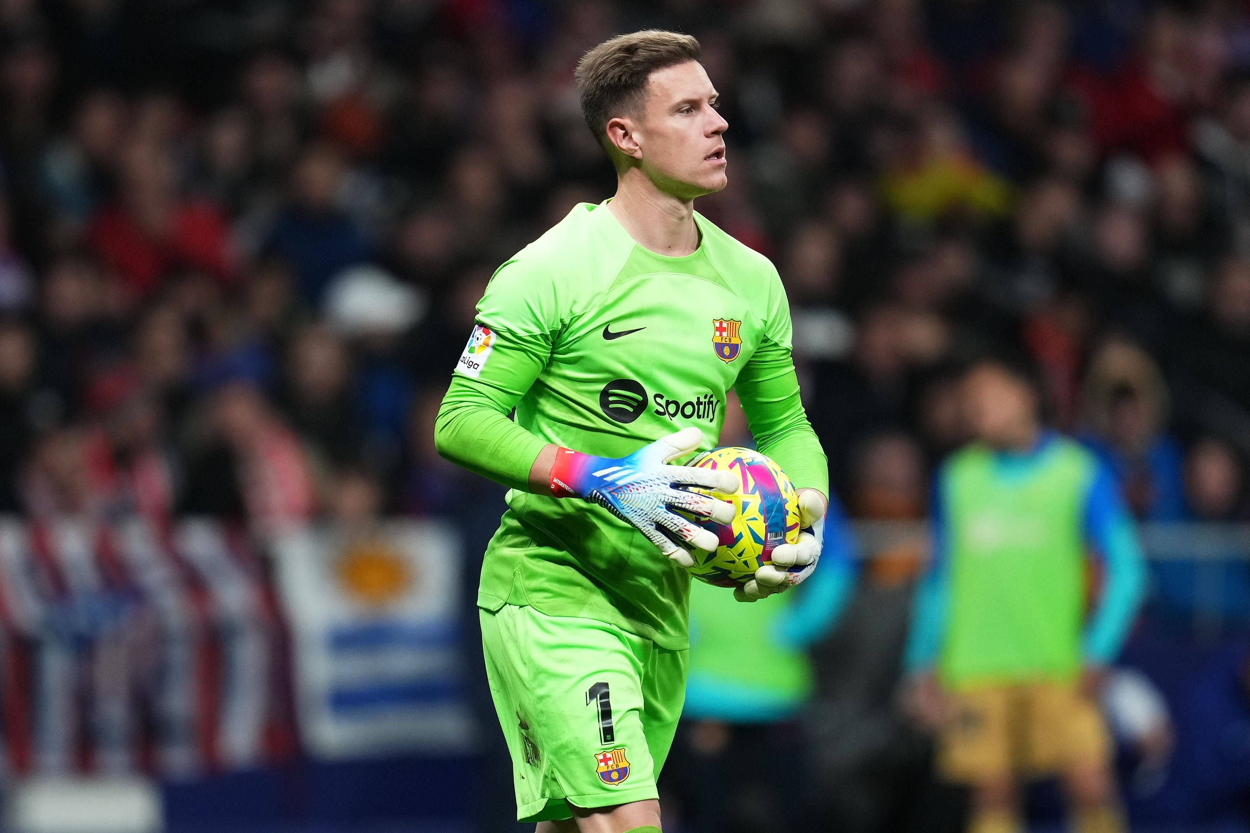 Ex-Gladbach-Keeper Marc-André ter Stegen, hier am 8. Januar 2023 zu sehen, hat seinen Klub FC Barcelona mit zwei gehaltenen Elfmetern in das Finale des spanischen Supercups geführt. Auf diesem Foto hält ter Stegen den Ball fest und schaut auf das Spielgeschehen vor ihm.