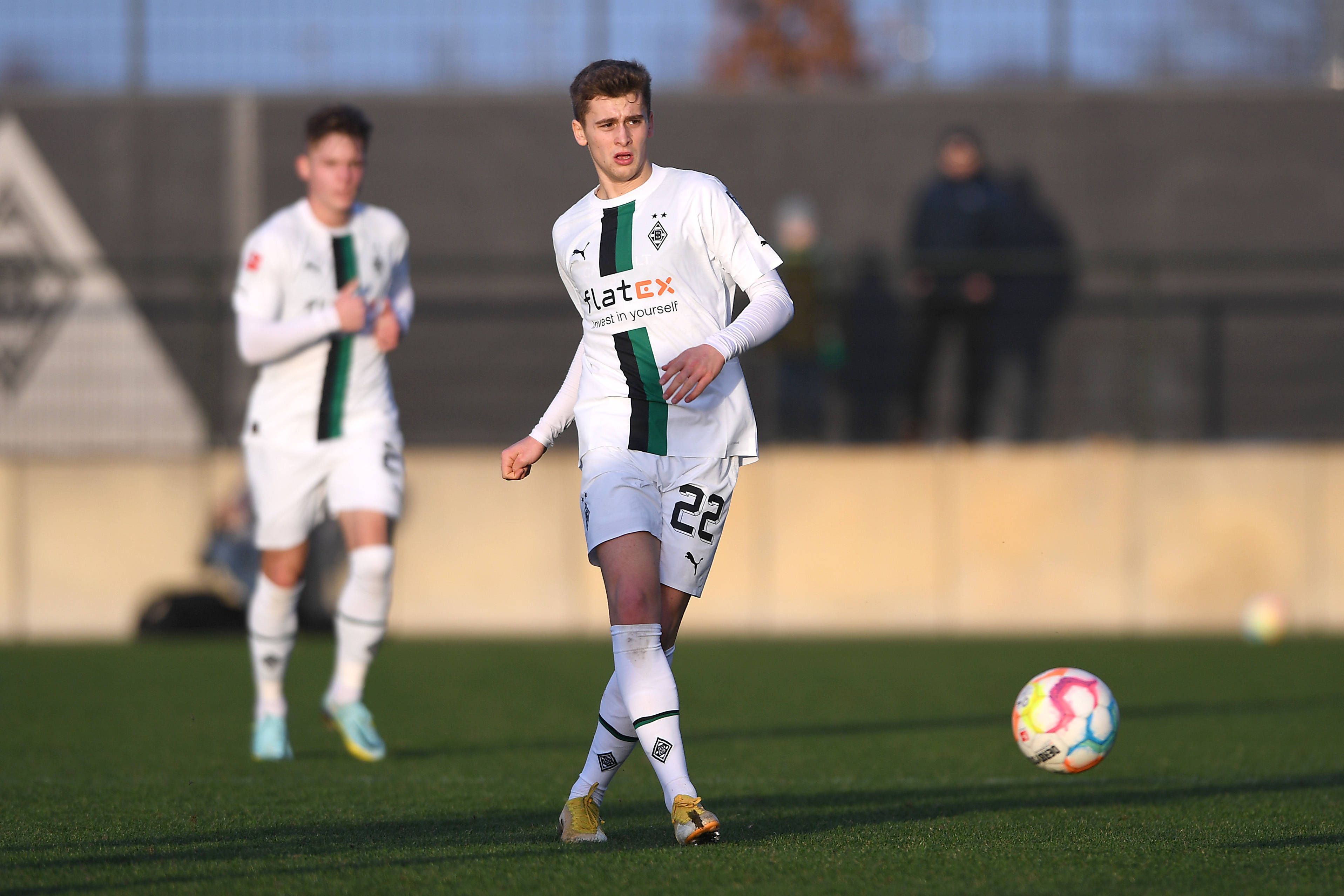 Oscar Fraulo von Borussia Mönchengladbach, hier am 7. Januar 2023 beim Testspiel gegen den VfB Oldenburg auf dem Fohlenplatz im Borussia-Park, spielt einen Pass und trägt dabei ein weißes Gladbach-Trikot.