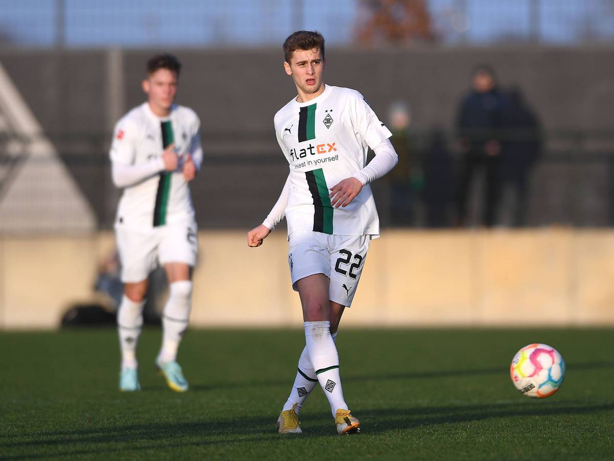 Oscar Fraulo von Borussia Mönchengladbach, hier am 7. Januar 2023 beim Testspiel gegen den VfB Oldenburg auf dem Fohlenplatz im Borussia-Park, spielt einen Pass und trägt dabei ein weißes Gladbach-Trikot.