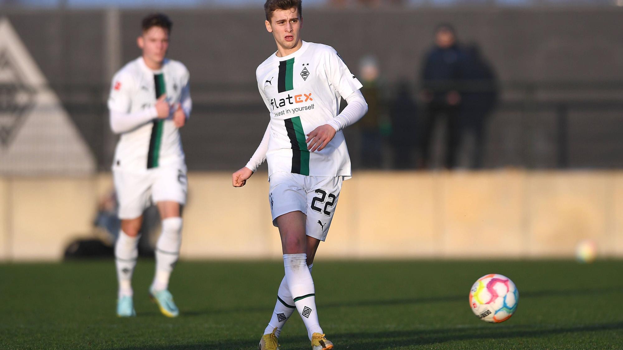 Oscar Fraulo von Borussia Mönchengladbach, hier am 7. Januar 2023 beim Testspiel gegen den VfB Oldenburg auf dem Fohlenplatz im Borussia-Park, spielt einen Pass und trägt dabei ein weißes Gladbach-Trikot.