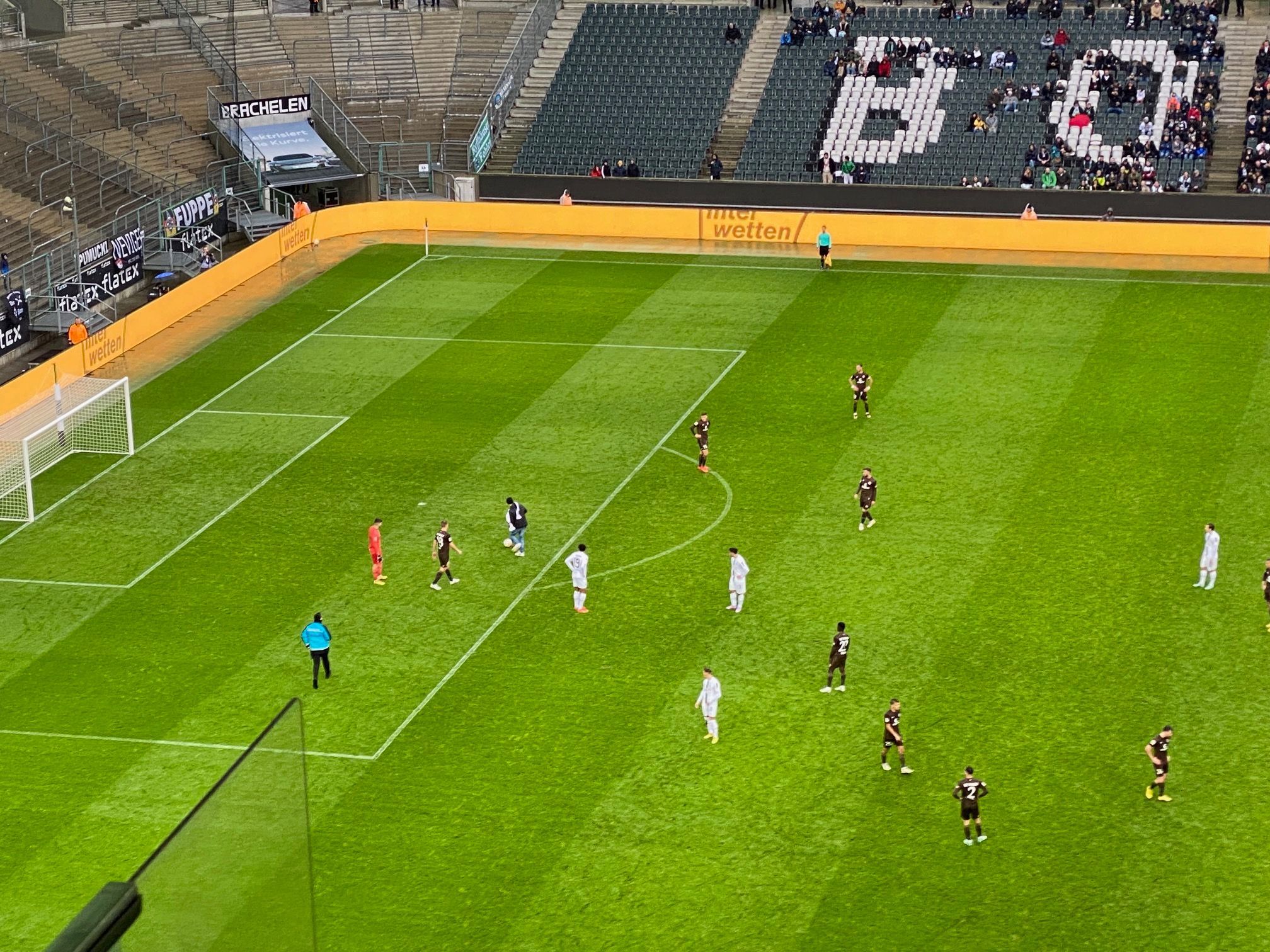 Ein Flitzer schießt den Ball während des Testspiels (14. Januar 2023) zwischen Gladbach und St. Pauli ins Tor im Borussia-Park.