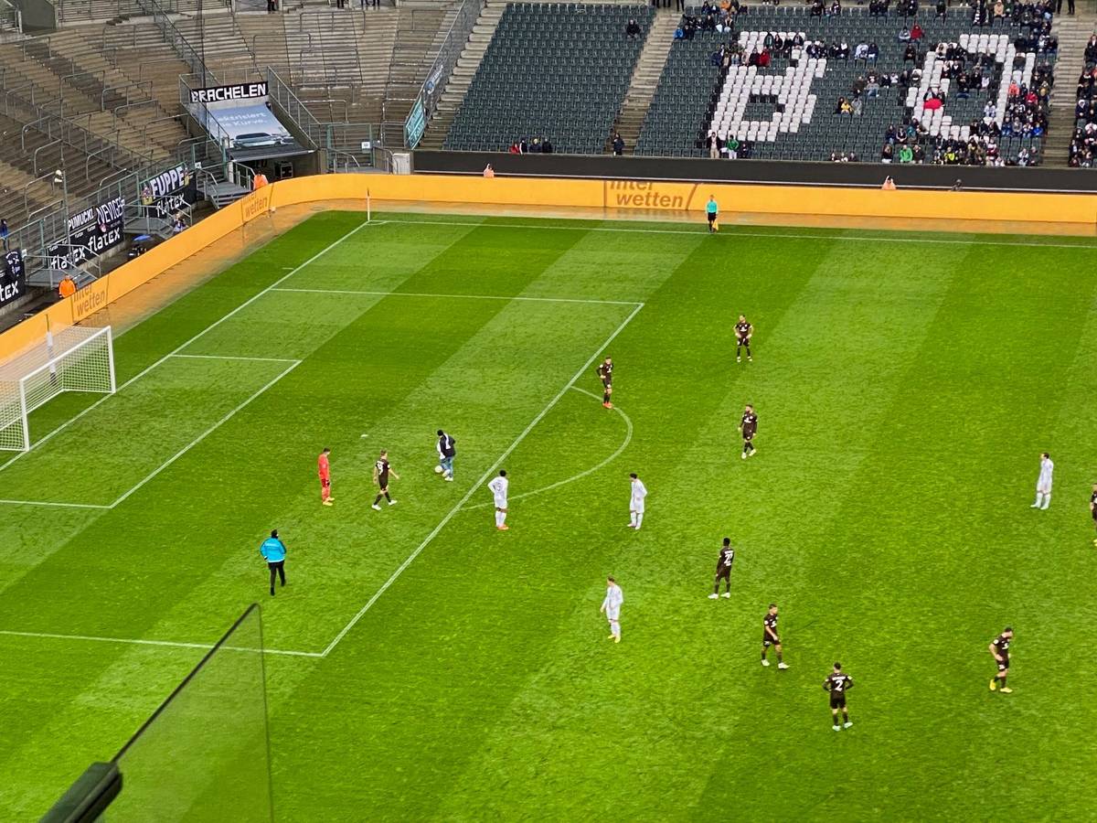 Ein Flitzer schießt den Ball während des Testspiels (14. Januar 2023) zwischen Gladbach und St. Pauli ins Tor im Borussia-Park.