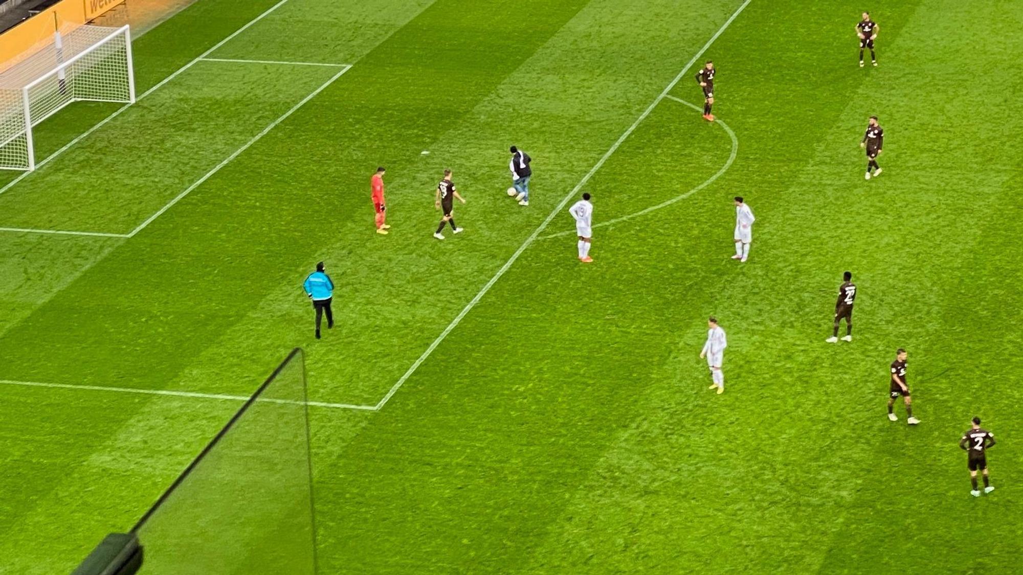 Ein Flitzer schießt den Ball während des Testspiels (14. Januar 2023) zwischen Gladbach und St. Pauli ins Tor im Borussia-Park.