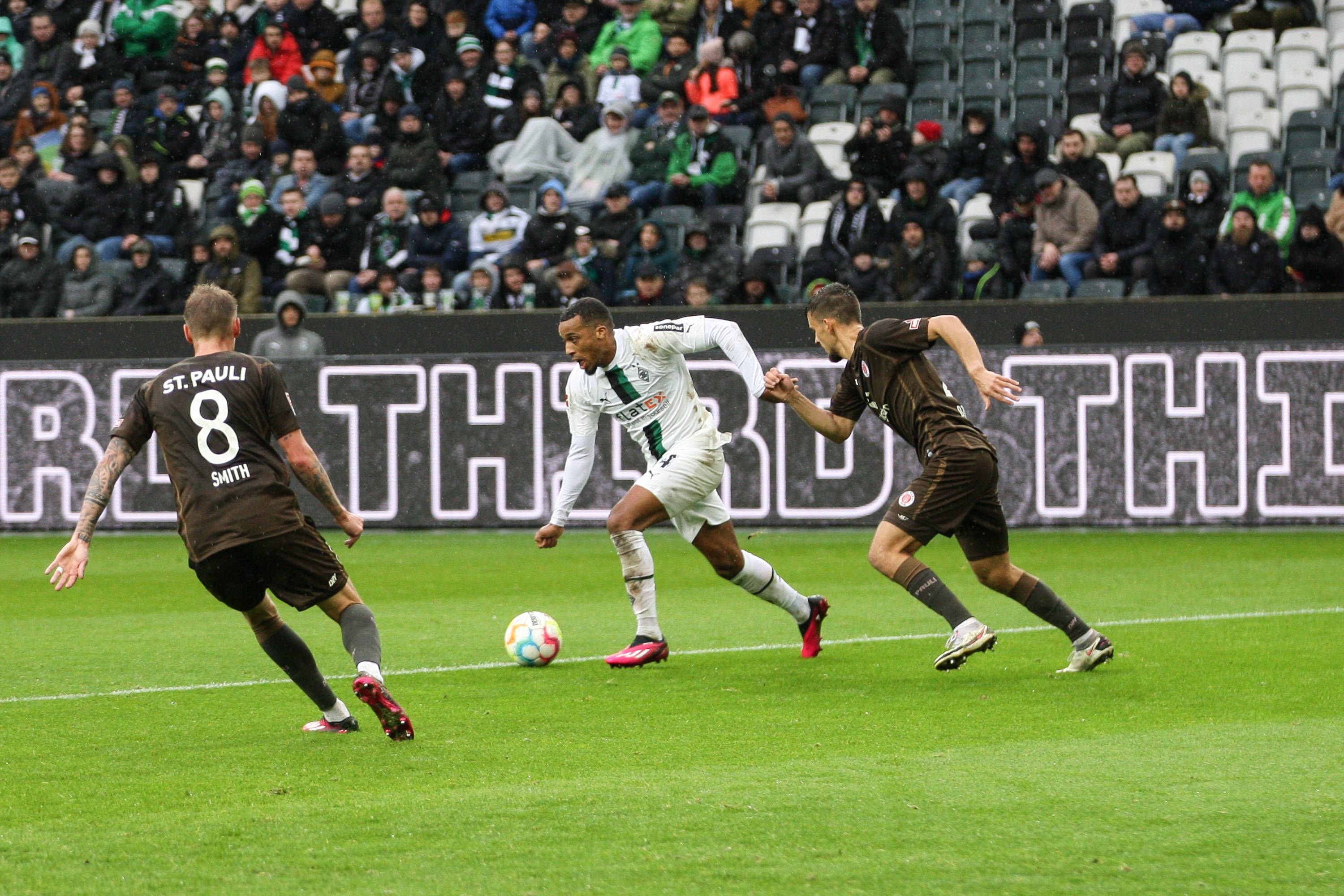 Testspiel im Borussia-Park (14. Januar 2023): Gladbach-Stürmer Alassane Plea im Duell gegen den Zweitligisten FC St. Pauli. Plea behauptet den Ball im Zweikampf.