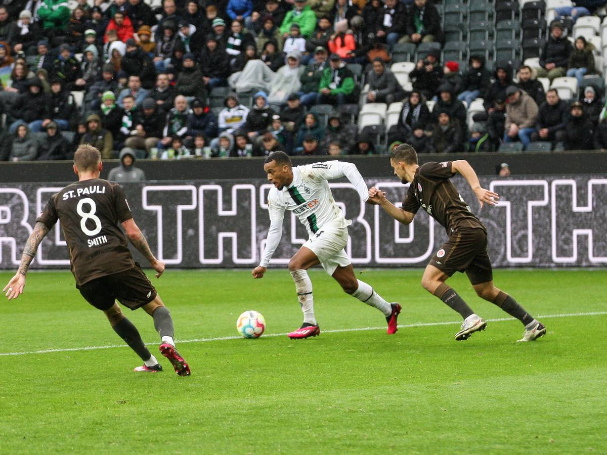 Testspiel im Borussia-Park (14. Januar 2023): Gladbach-Stürmer Alassane Plea im Duell gegen den Zweitligisten FC St. Pauli. Plea behauptet den Ball im Zweikampf.