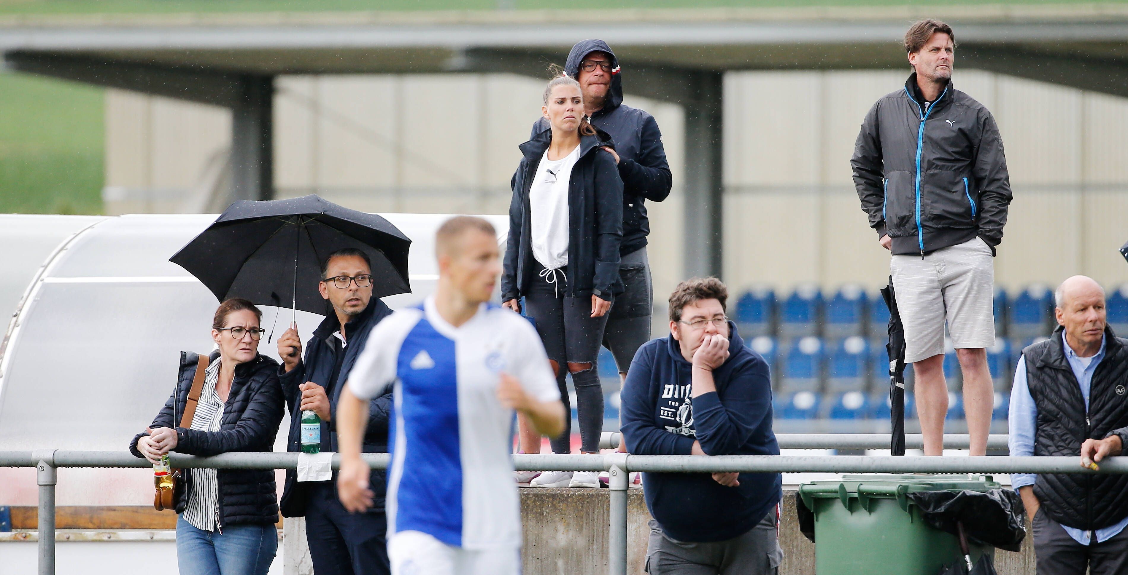 Zu diesem Zeitpunkt sind sie noch ein Paar gewesen: Ex-Gladbach-Manager Max Eberl (Mitte) und  Borussias ehemalige Teammanagerin Sedrina Schaller verfolgen am 24. Juni 2022 ein Fußballspiel in Zürich. Eberl hat seine Hände auf Schallers Schulter gelegt.