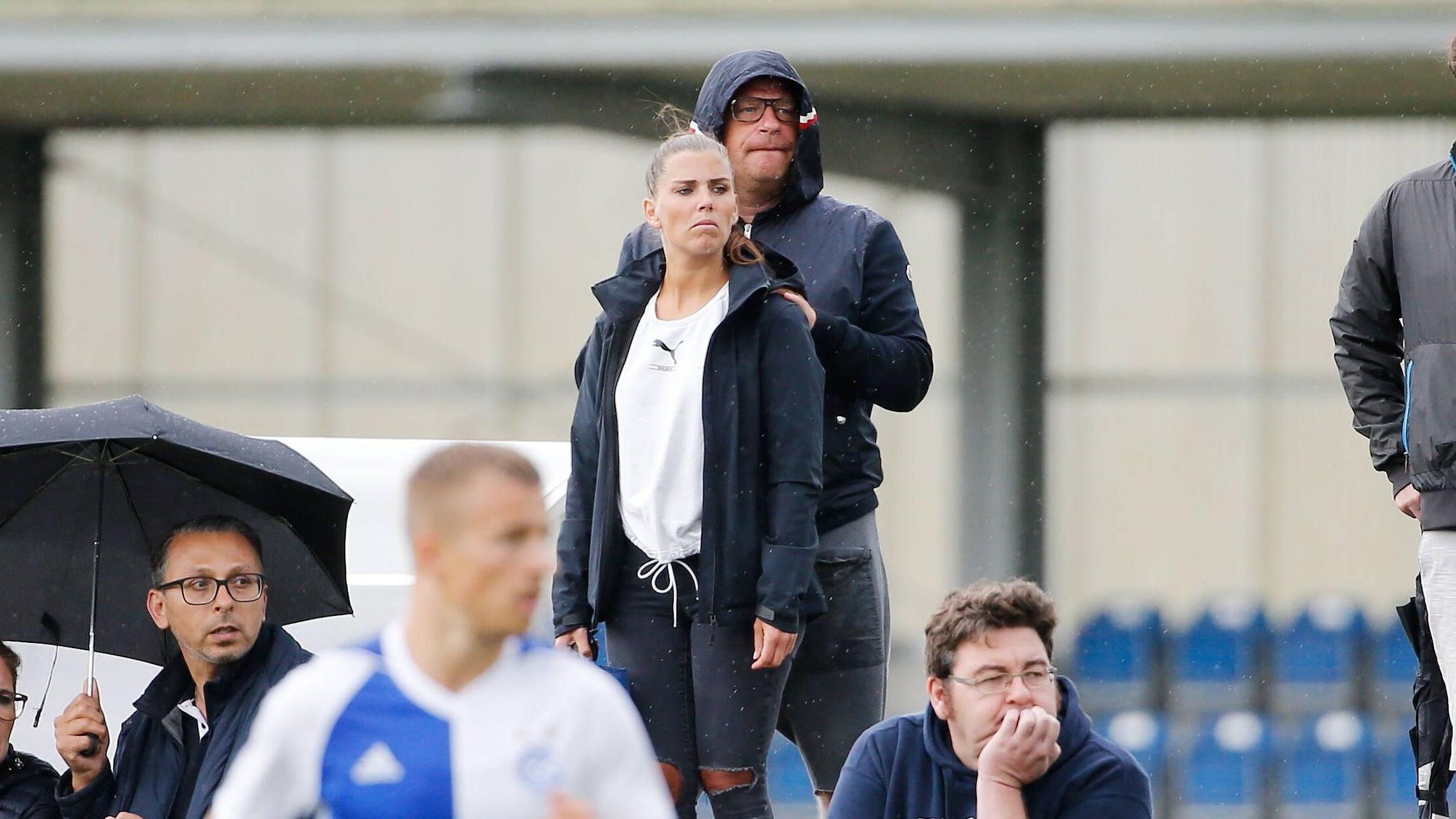 Zu diesem Zeitpunkt sind sie noch ein Paar gewesen: Ex-Gladbach-Manager Max Eberl (Mitte) und Borussias ehemalige Teammanagerin Sedrina Schaller verfolgen am 24. Juni 2022 ein Fußballspiel in Zürich. Eberl hat seine Hände auf Schallers Schulter gelegt.