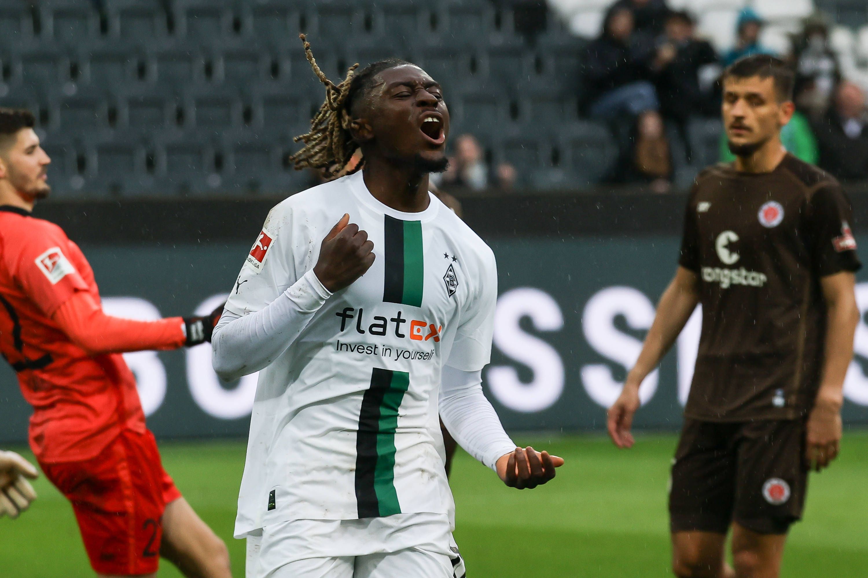 Manu Koné ärgert sich im Strafraum des FC St. Pauli, nachdem ihm ein Treffer für Borussia Mönchengladbach wegen Abseits verwehrt wurde. Koné schreit seinen Frust aus und ballt die rechte Faust.