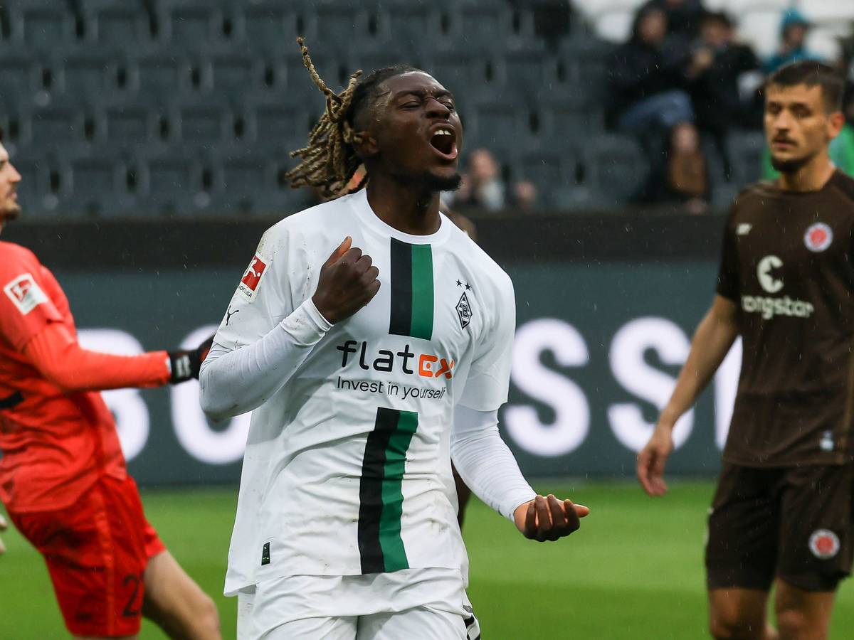 Manu Koné ärgert sich im Strafraum des FC St. Pauli, nachdem ihm ein Treffer für Borussia Mönchengladbach wegen Abseits verwehrt wurde. Koné schreit seinen Frust aus und ballt die rechte Faust.