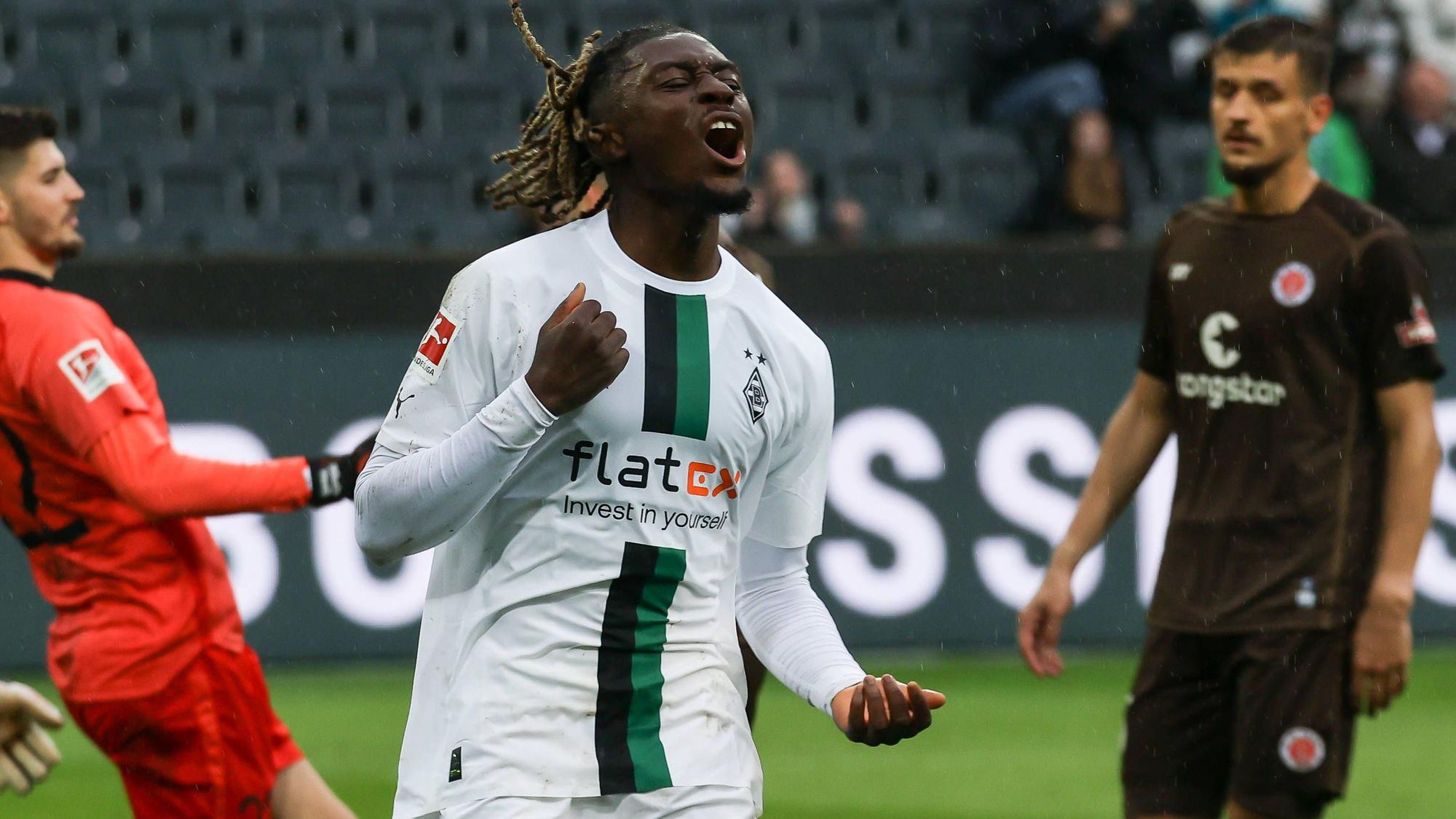 Manu Koné ärgert sich im Strafraum des FC St. Pauli, nachdem ihm ein Treffer für Borussia Mönchengladbach wegen Abseits verwehrt wurde. Koné schreit seinen Frust aus und ballt die rechte Faust.