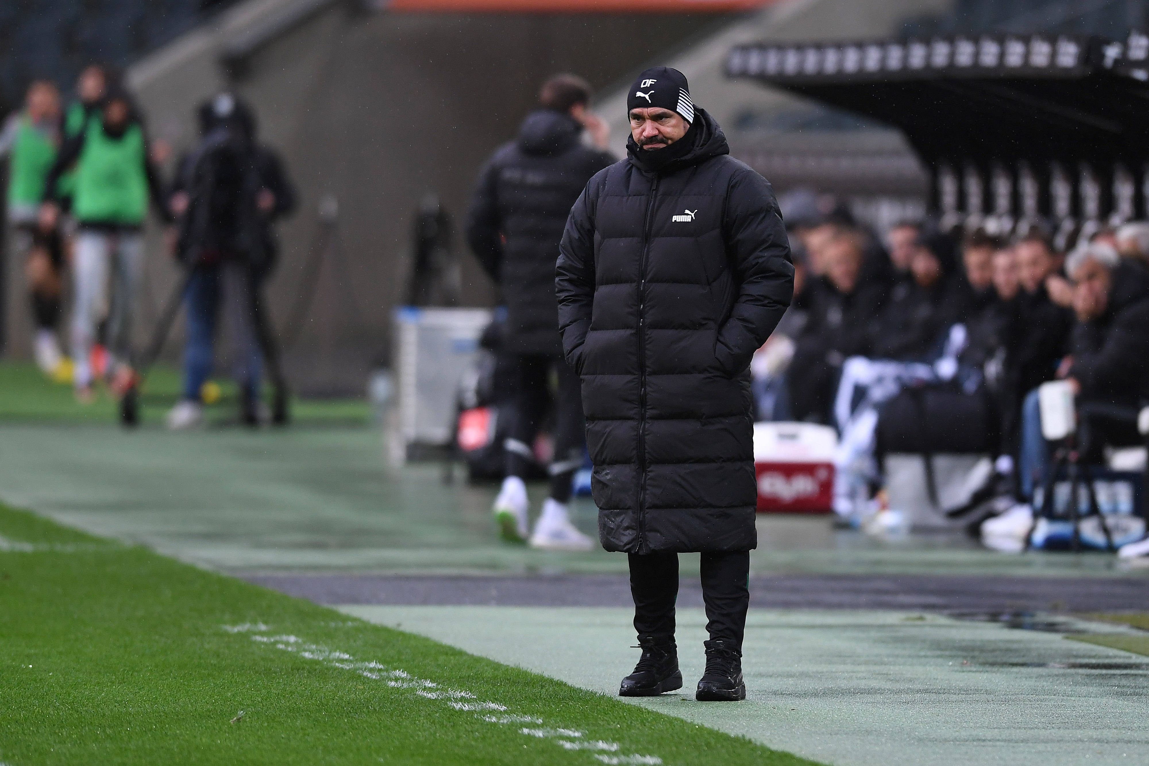 Nicht zufrieden mit seiner Fohlen-Elf! Gladbach-Trainer Daniel Farke hat am Samstag (14. Januar 2023) im Borussia-Park eine 0:1-Niederlage seines Teams gegen Zweitligist FC St. Pauli gesehen. Farke steht an der Seitenlinie und schaut sich das Spielgeschehen an.