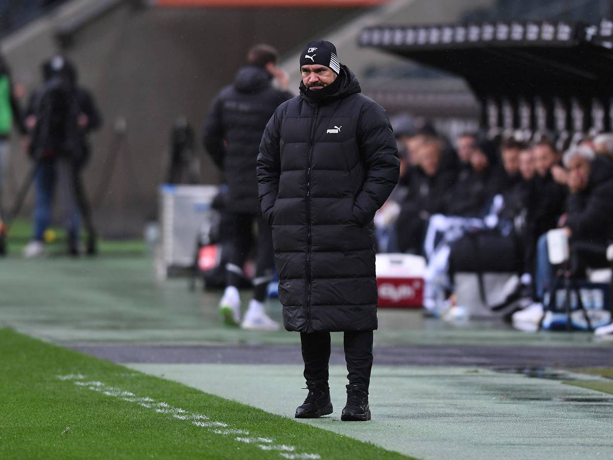 Nicht zufrieden mit seiner Fohlen-Elf! Gladbach-Trainer Daniel Farke hat am Samstag (14. Januar 2023) im Borussia-Park eine 0:1-Niederlage seines Teams gegen Zweitligist FC St. Pauli gesehen. Farke steht an der Seitenlinie und schaut sich das Spielgeschehen an.