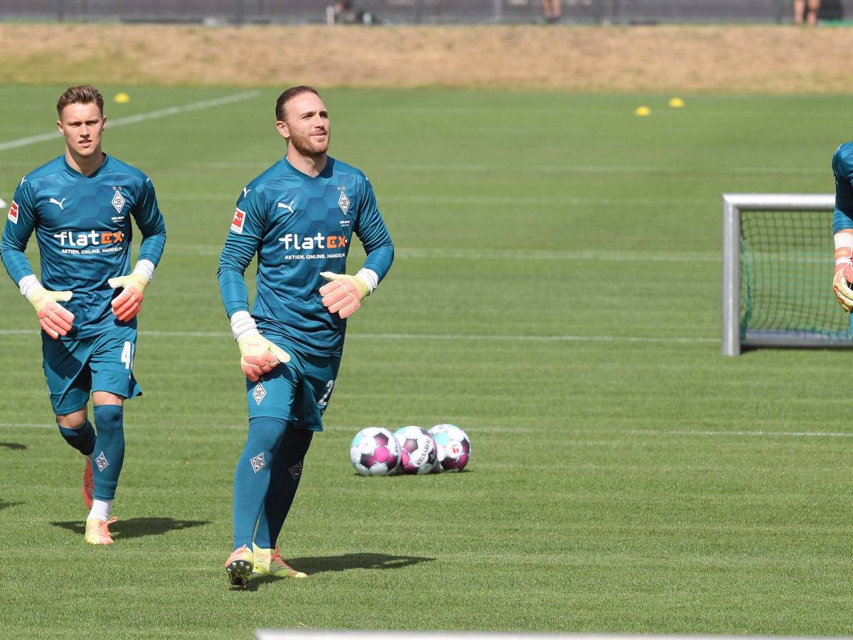 Die Gladbach-Torhüter (v.r.) Yann Sommer, Tobias Sippel und Jan Olschowsky, auf diesem Foto am 4. August 2020 im Borussia-Park zu sehen. Die drei sind auf dem Trainingsplatz und tragen die Borussia-Torhüter-Trikots für einen Medien-Termin.