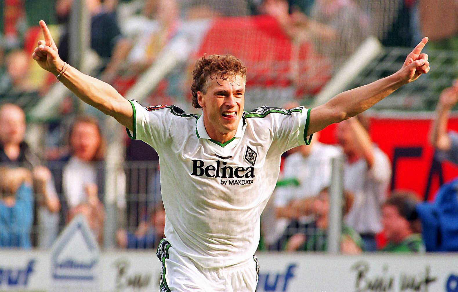 Tor für die Borussia! Stürmer Toni Polster bejubelt am 26. September 1998 im Gladbach-Trikot einen Treffer. Polster breitet die Arme aus und lächelt derweil.