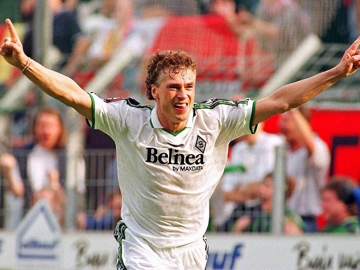 Tor für die Borussia! Stürmer Toni Polster bejubelt am 26. September 1998 im Gladbach-Trikot einen Treffer. Polster breitet die Arme aus und lächelt derweil.