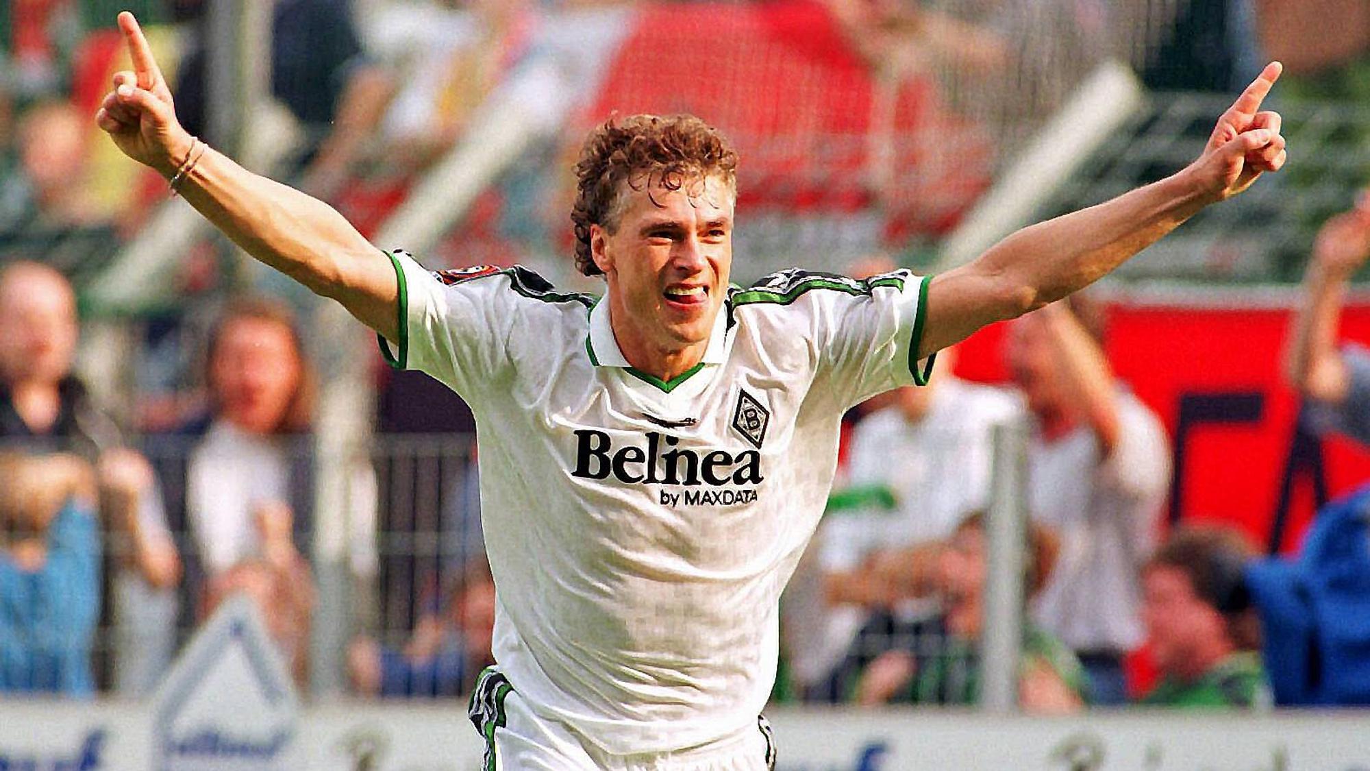 Tor für die Borussia! Stürmer Toni Polster bejubelt am 26. September 1998 im Gladbach-Trikot einen Treffer. Polster breitet die Arme aus und lächelt derweil.