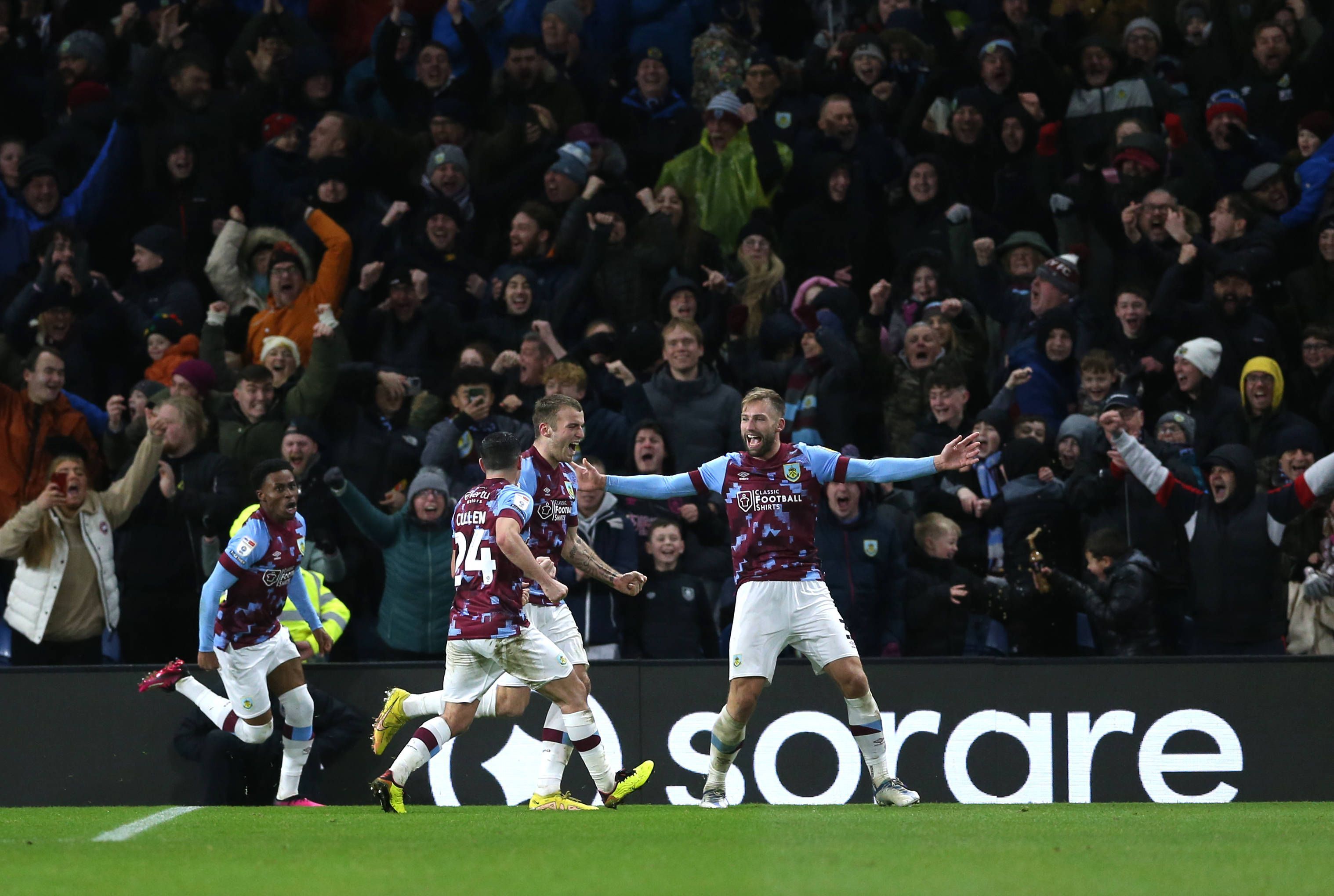 Verteidiger Jordan Beyer (M.), den Gladbach an den englischen Zweitligisten FC Burnley ausgeliehen hat, feiert seinen Treffer im Duell (14. Januar 2023) gegen Coventry City. Beyer ballt die Fäuste und brüllt seine Freude heraus.