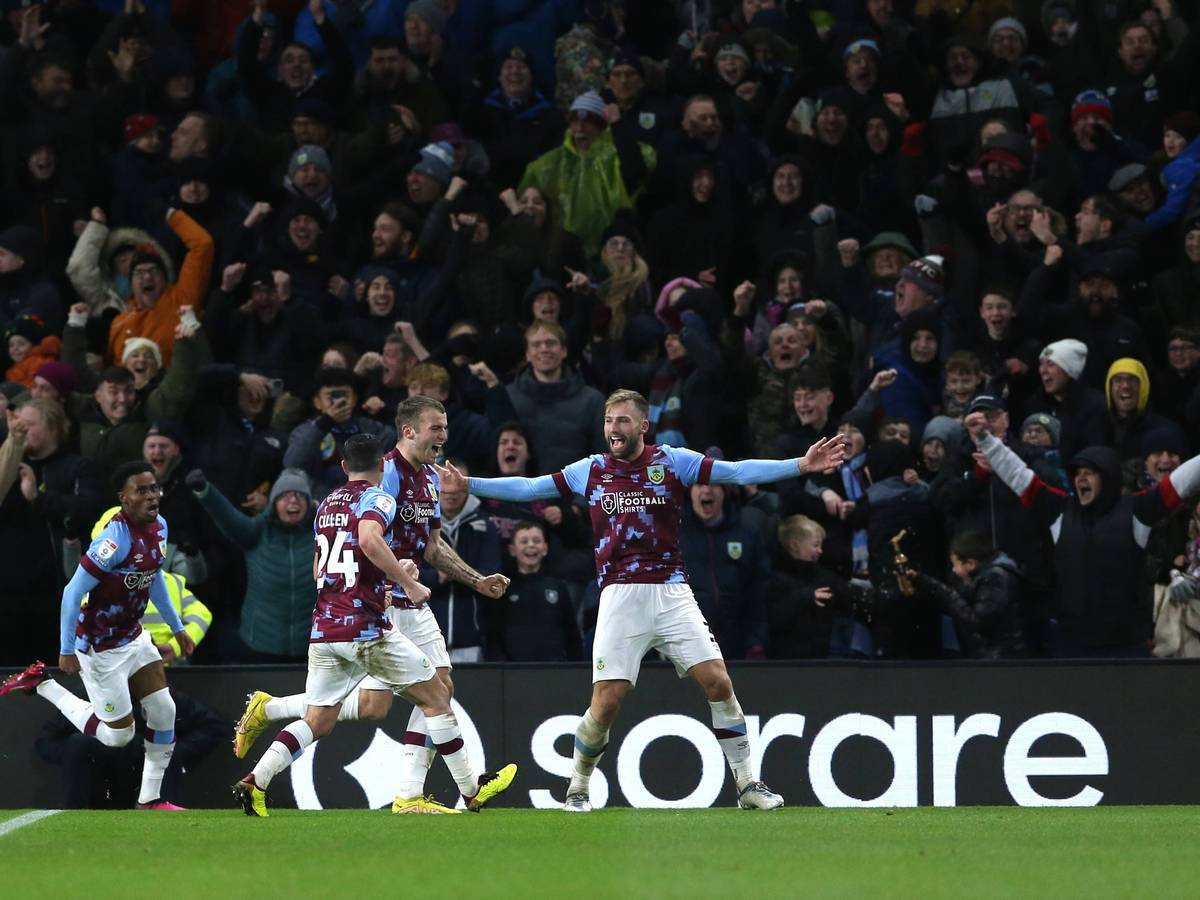 Verteidiger Jordan Beyer (M.), den Gladbach an den englischen Zweitligisten FC Burnley ausgeliehen hat, feiert seinen Treffer im Duell (14. Januar 2023) gegen Coventry City. Beyer ballt die Fäuste und brüllt seine Freude heraus.
