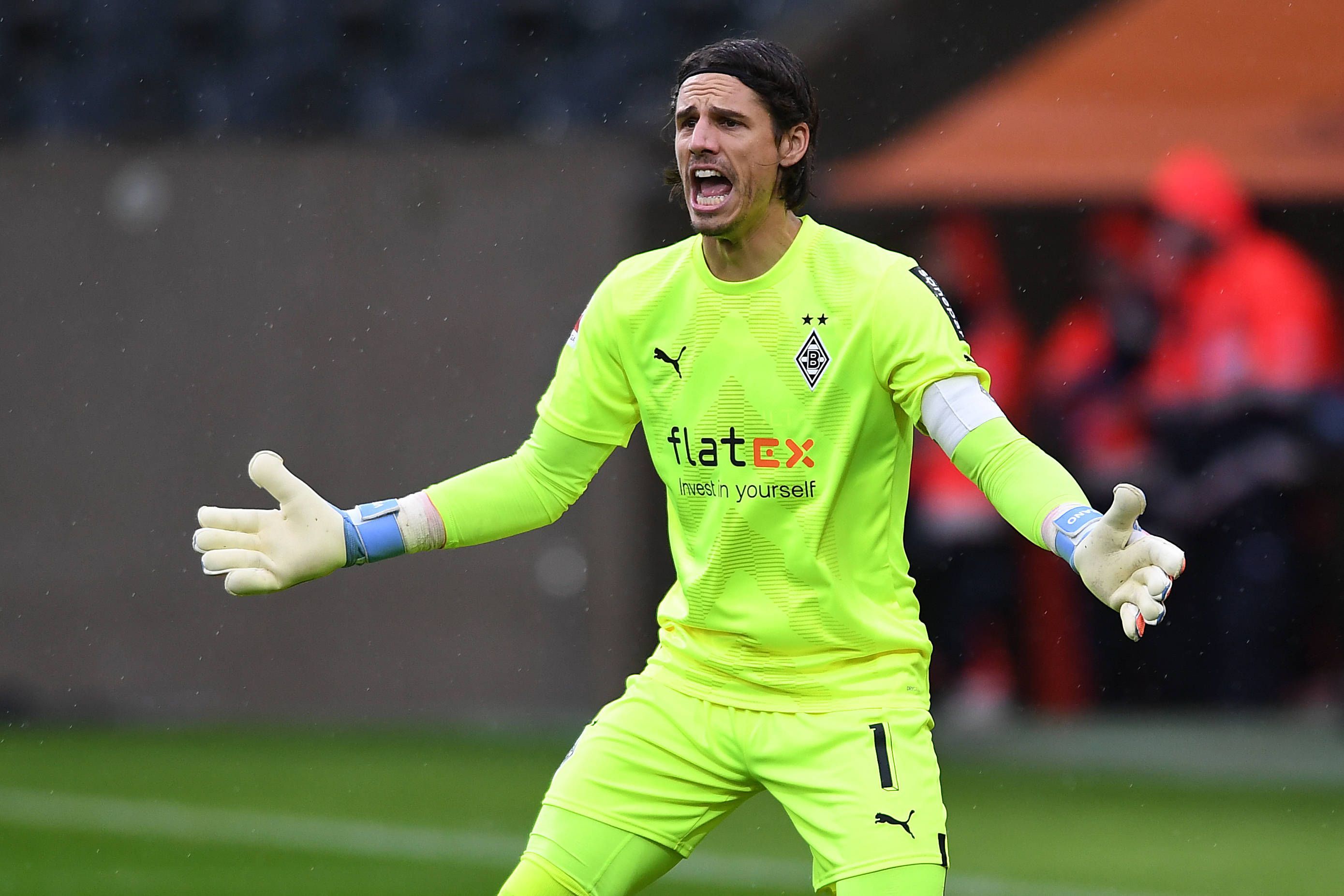 Die Nummer eins bei Fußball-Bundesligist Borussia Mönchengladbach: Yann Sommer, hier im Testspiel gegen Zweitligist FC St. Pauli (14. Januar 2023) im Borussia-Park zu sehen. Sommer trägt die Kapitänsbinde, er ruft seinen Vorderleuten energisch etwas zu.