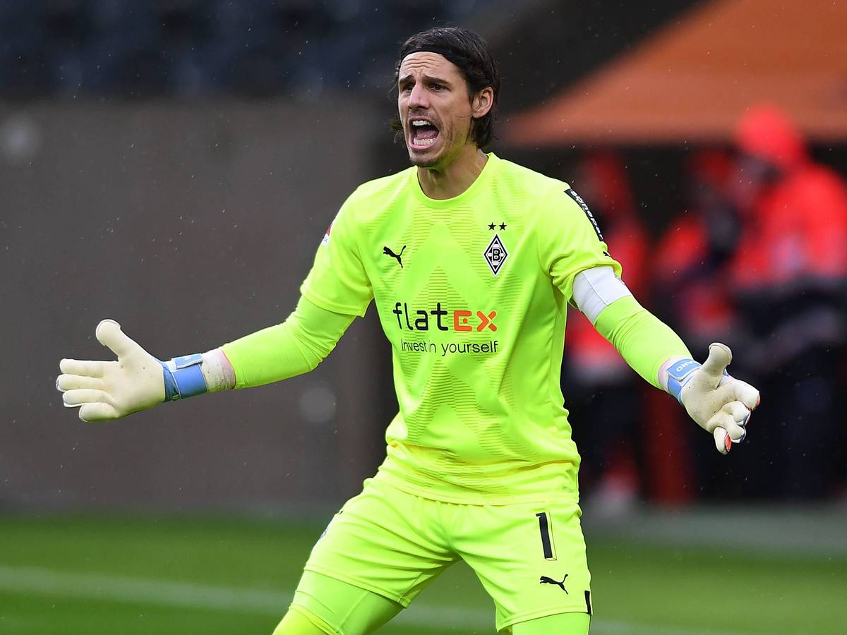 Die Nummer eins bei Fußball-Bundesligist Borussia Mönchengladbach: Yann Sommer, hier im Testspiel gegen Zweitligist FC St. Pauli (14. Januar 2023) im Borussia-Park zu sehen. Sommer trägt die Kapitänsbinde, er ruft seinen Vorderleuten energisch etwas zu.