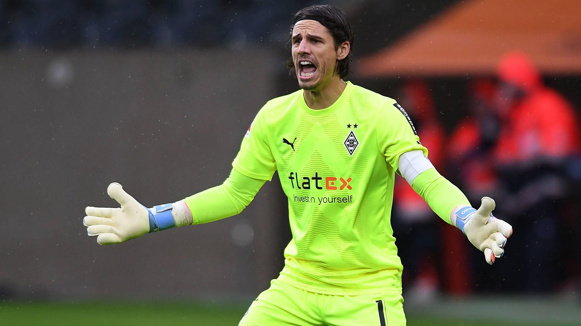 Die Nummer eins bei Fußball-Bundesligist Borussia Mönchengladbach: Yann Sommer, hier im Testspiel gegen Zweitligist FC St. Pauli (14. Januar 2023) im Borussia-Park zu sehen. Sommer trägt die Kapitänsbinde, er ruft seinen Vorderleuten energisch etwas zu.