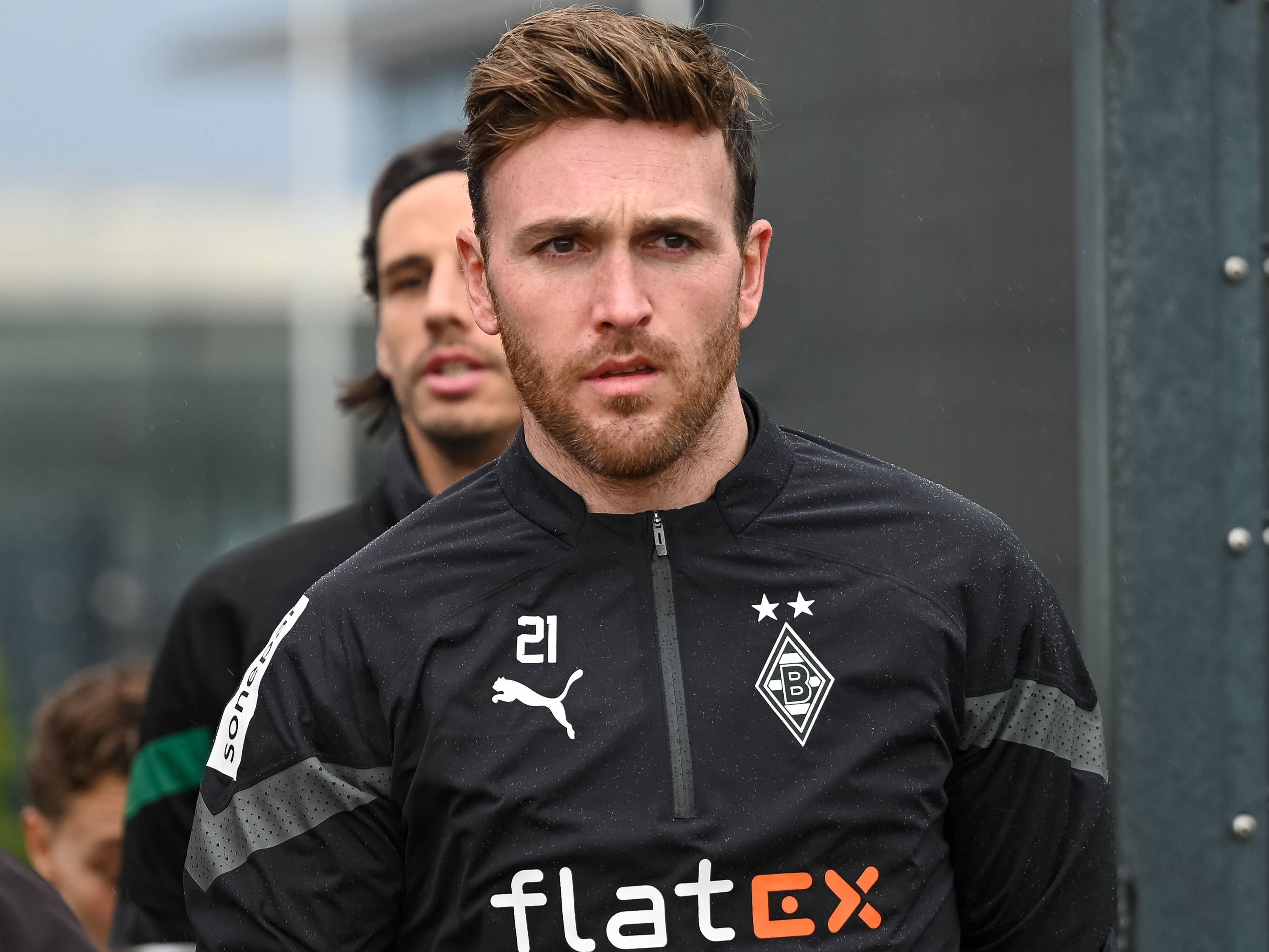 Tobias Sippel, Torhüter bei Borussia Mönchengladbach, am 13. Januar 2023 beim Training im Borussia-Park. Er schaut ernst, hinter ihm ist Yann Sommer zu erkennen.