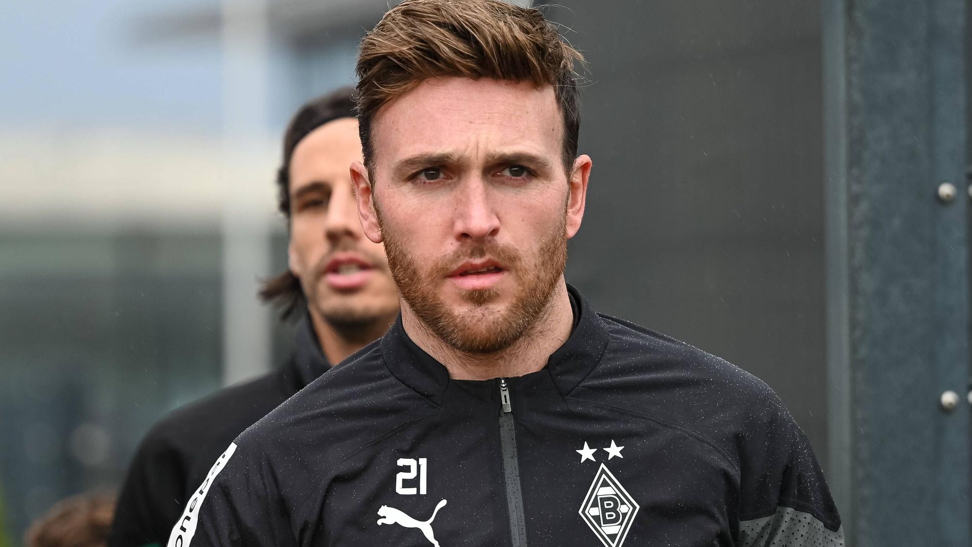 Tobias Sippel, Torhüter bei Borussia Mönchengladbach, am 13. Januar 2023 beim Training im Borussia-Park. Er schaut ernst, hinter ihm ist Yann Sommer zu erkennen.