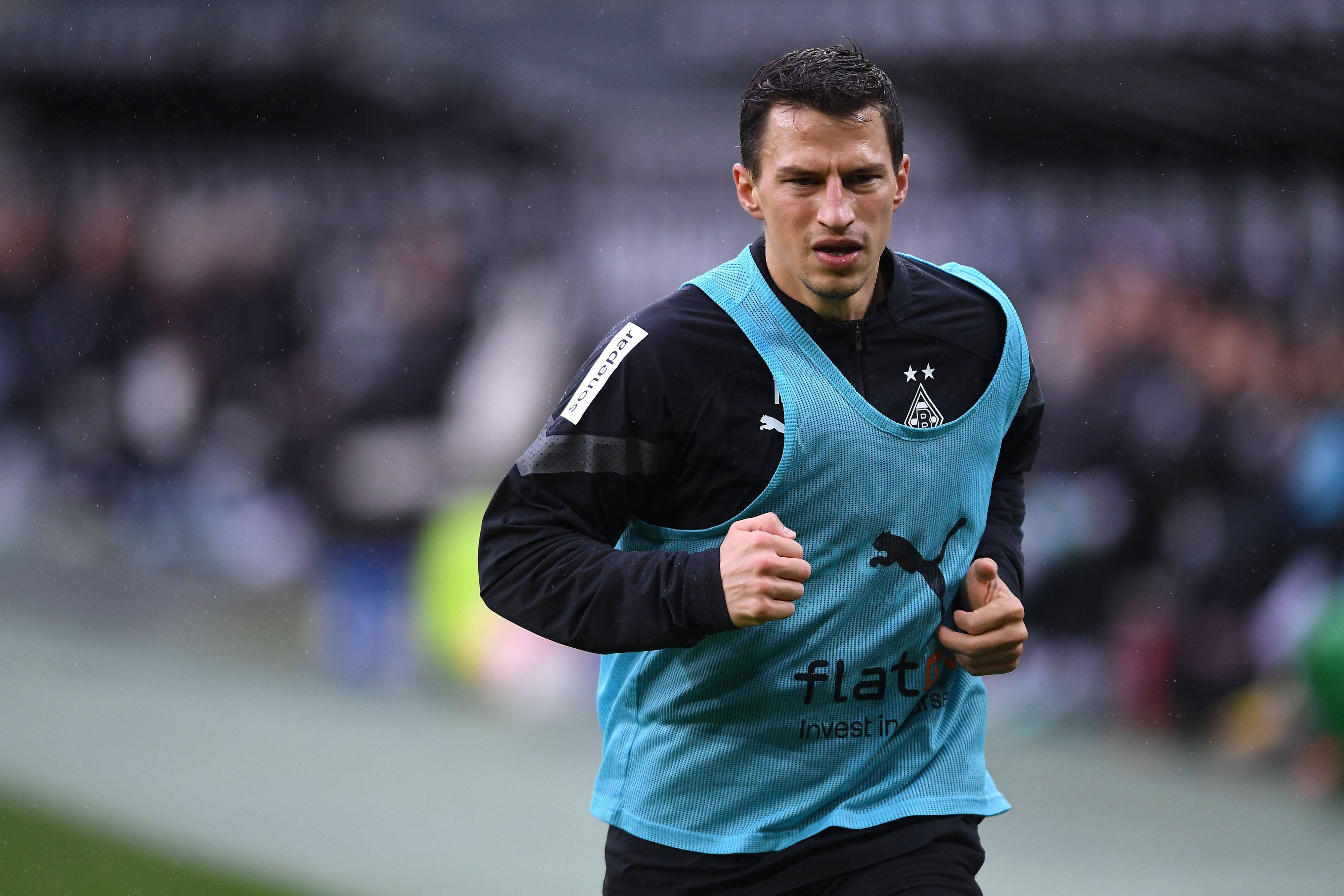 Stefan Lainer, hier am 14. Januar 2023 beim Testspiel gegen den FC St. Pauli beim Aufwärmen, im blauen Leibchen, mit verkniffenem Blick.