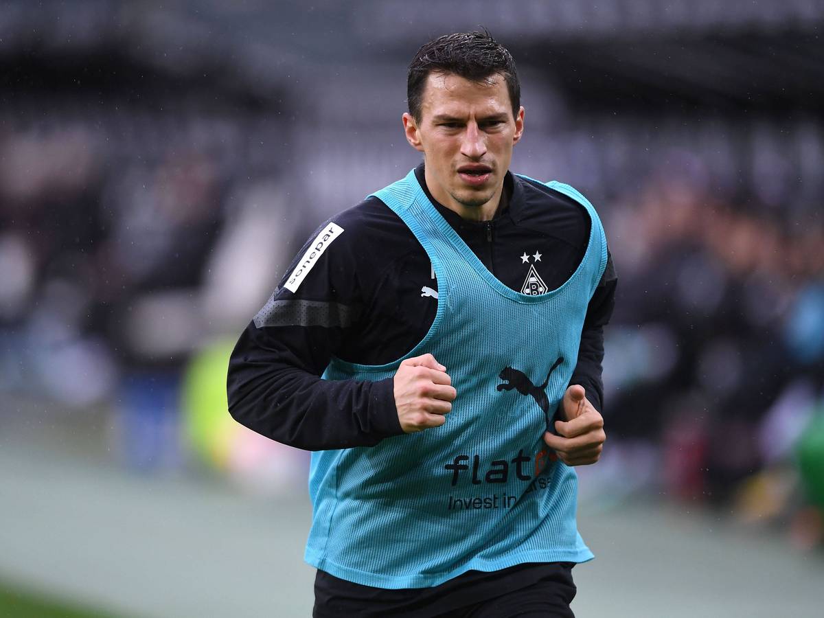 Stefan Lainer, hier am 14. Januar 2023 beim Testspiel gegen den FC St. Pauli beim Aufwärmen, im blauen Leibchen, mit verkniffenem Blick.