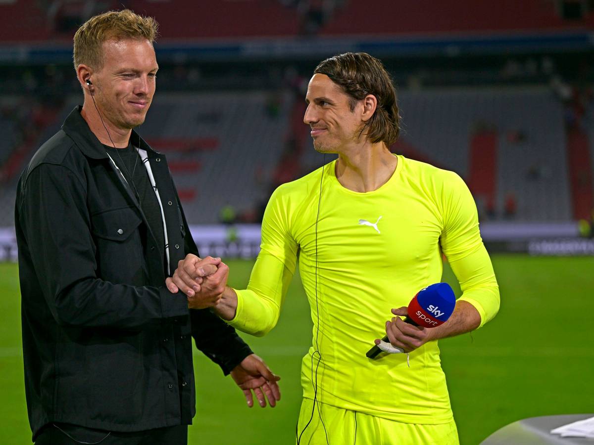 Torwart Yann Sommer (r.) und Julian Nagelsmann geben sich am 27. August 2022 die Hand.