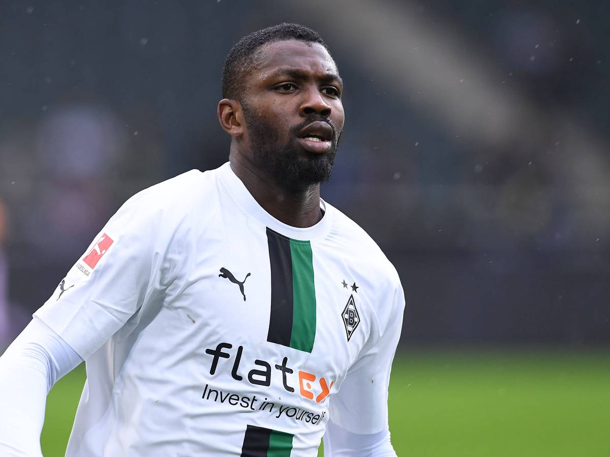 Marcus Thuram von Borussia Mönchengladbach, hier am 14. Januar 2023 beim Testspiel gegen den FC St. Pauli mit konzentriertem Blick in Nahaufnahme. Er trägt ein weißes Borussia-Trikot mit schwarz-grünem Streifen.