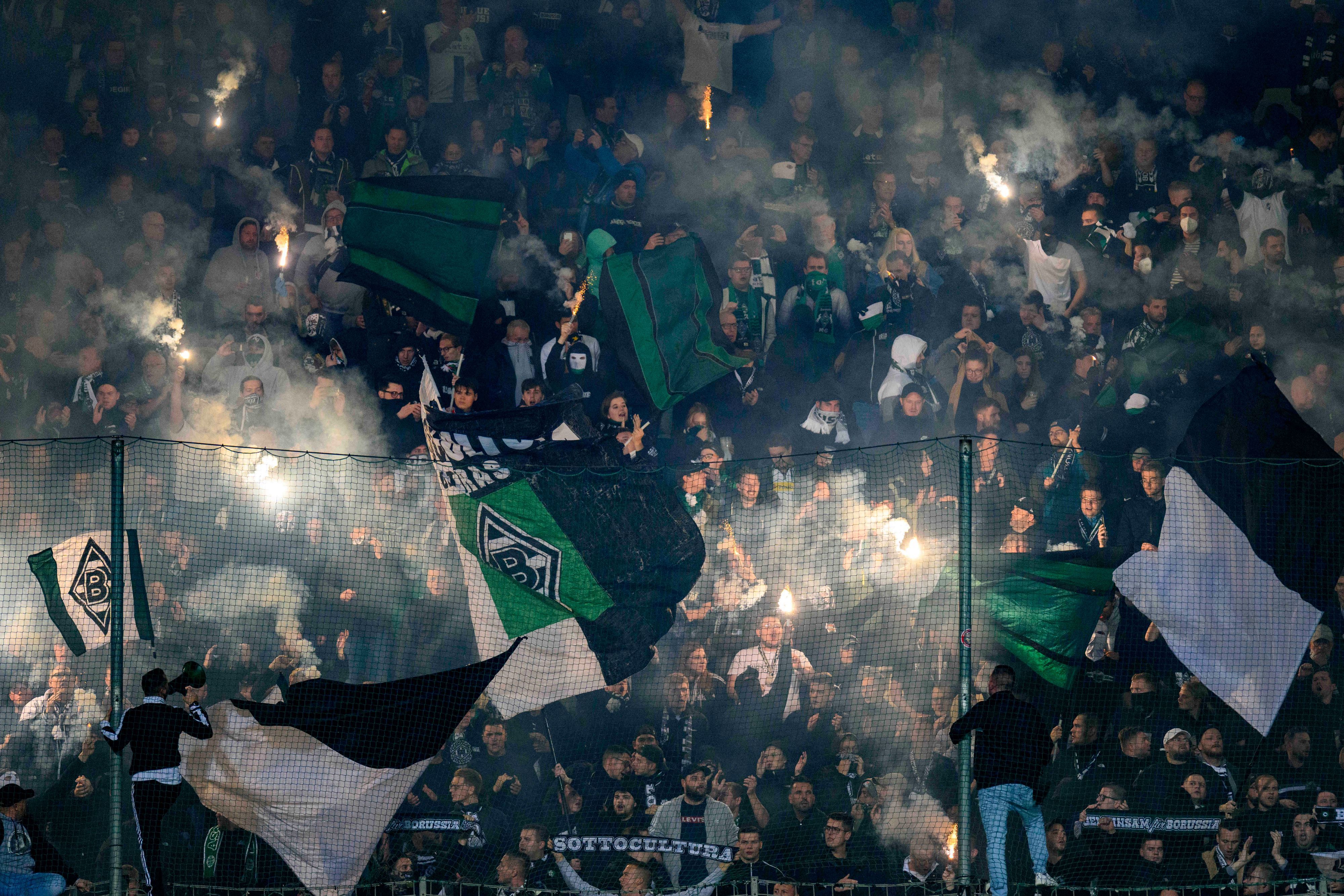 Anhänger von Borussia Mönchengladbach zündeln beim Auswärtsspiel in Bochum am 8. November 2022 im Block.