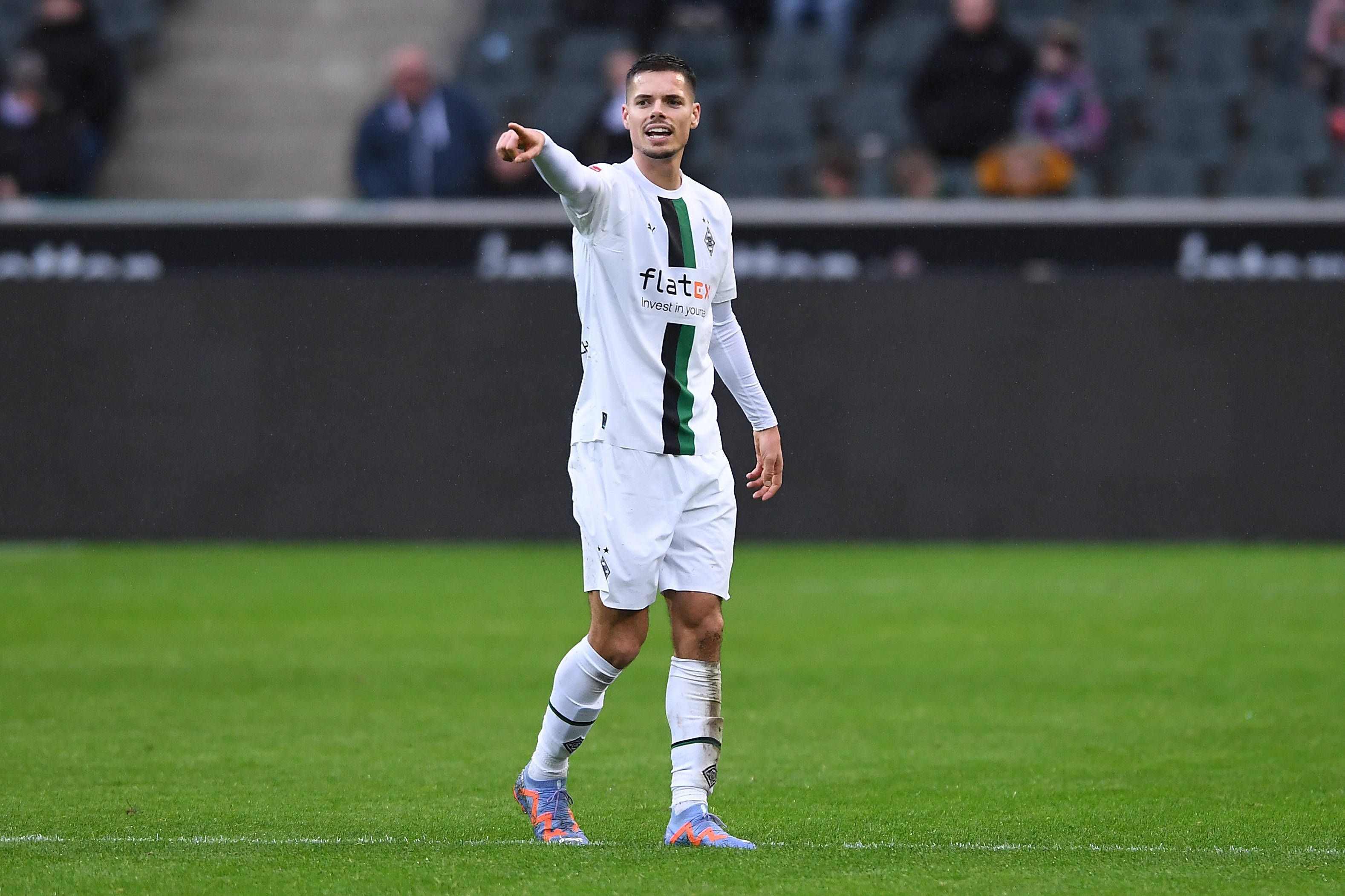 Julian Weigl von Borussia Mönchengladbach gibt seinen Mitspielern Anweisungen und macht mit dem rechten Zeigefinger eine Geste. Weigl trägt das weiße Gladbach-Heimtrikot im Testspiel gegen den FC St. Pauli am 14. Januar 2023.