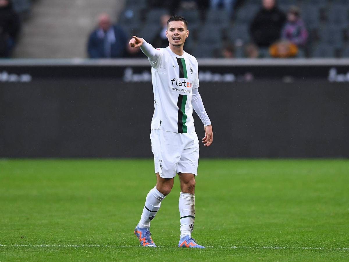 Julian Weigl von Borussia Mönchengladbach gibt seinen Mitspielern Anweisungen und macht mit dem rechten Zeigefinger eine Geste. Weigl trägt das weiße Gladbach-Heimtrikot im Testspiel gegen den FC St. Pauli am 14. Januar 2023.