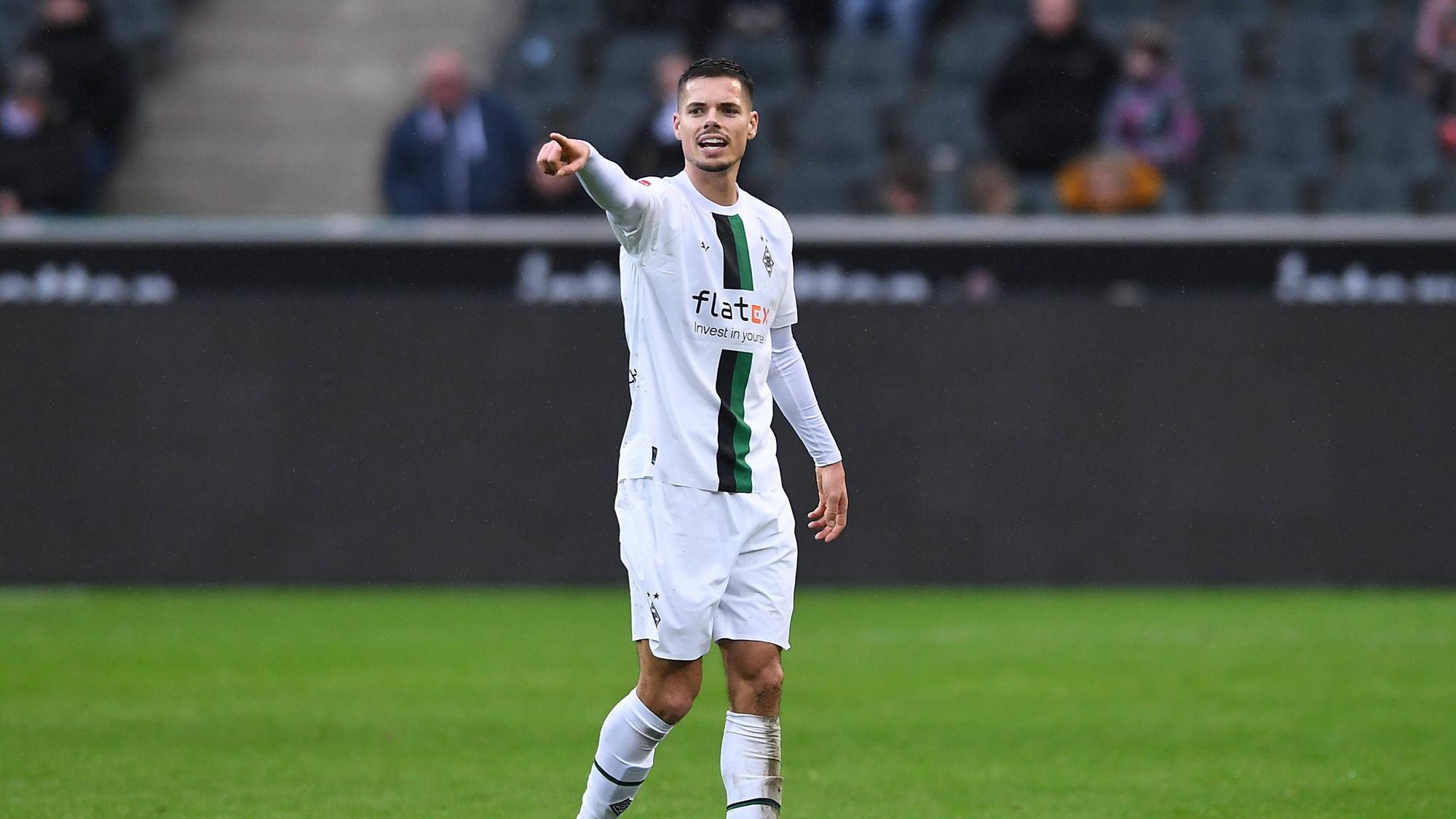 Julian Weigl von Borussia Mönchengladbach gibt seinen Mitspielern Anweisungen und macht mit dem rechten Zeigefinger eine Geste. Weigl trägt das weiße Gladbach-Heimtrikot im Testspiel gegen den FC St. Pauli am 14. Januar 2023.