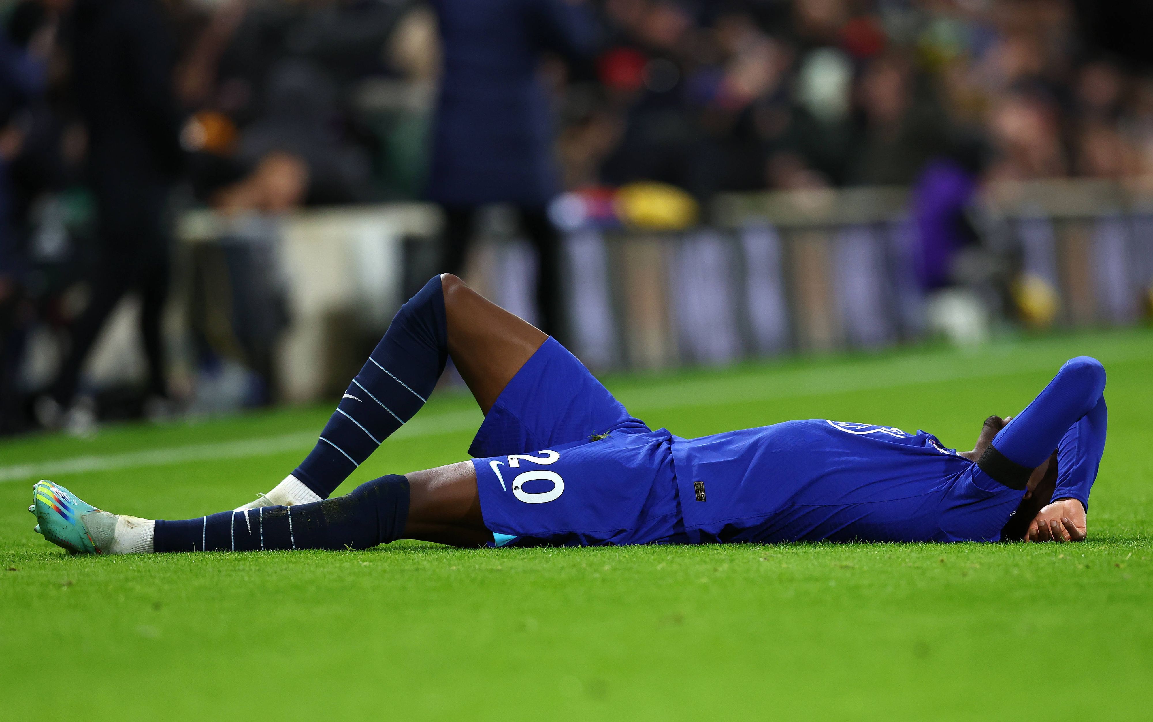 Denis Zakaria, ehemaliger Spieler von Borussia Mönchengladbach, ist derzeit von Juventus Turin an den FC Chelsea verliehen. Im Spiel gegen Fulham am 12. Januar 2023 verletzte sich der Schweizer. Das Foto zeigt ihn auf dem Boden liegend.