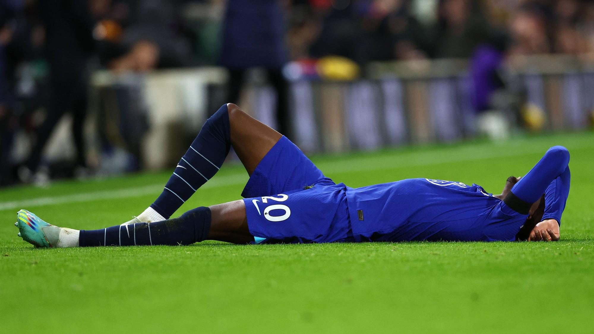 Denis Zakaria, ehemaliger Spieler von Borussia Mönchengladbach, ist derzeit von Juventus Turin an den FC Chelsea verliehen. Im Spiel gegen Fulham am 12. Januar 2023 verletzte sich der Schweizer. Das Foto zeigt ihn auf dem Boden liegend.