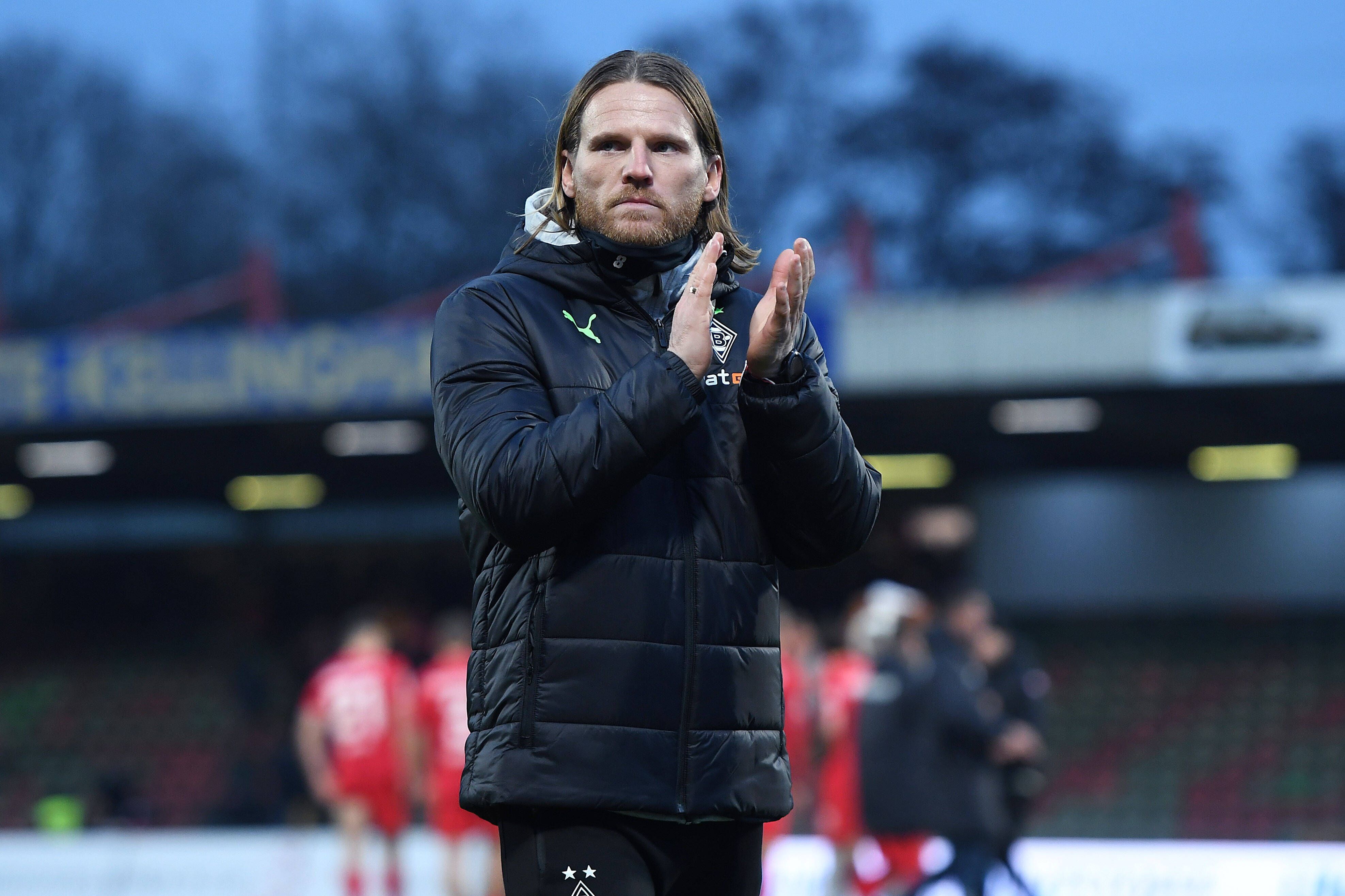 Eugen Polanski applaudiert den mitgereisten Fans von Borussia Mönchengladbach nach dem Spiel der U23 bei Rot-Weiß Oberhausen am 3. Dezember 2022.