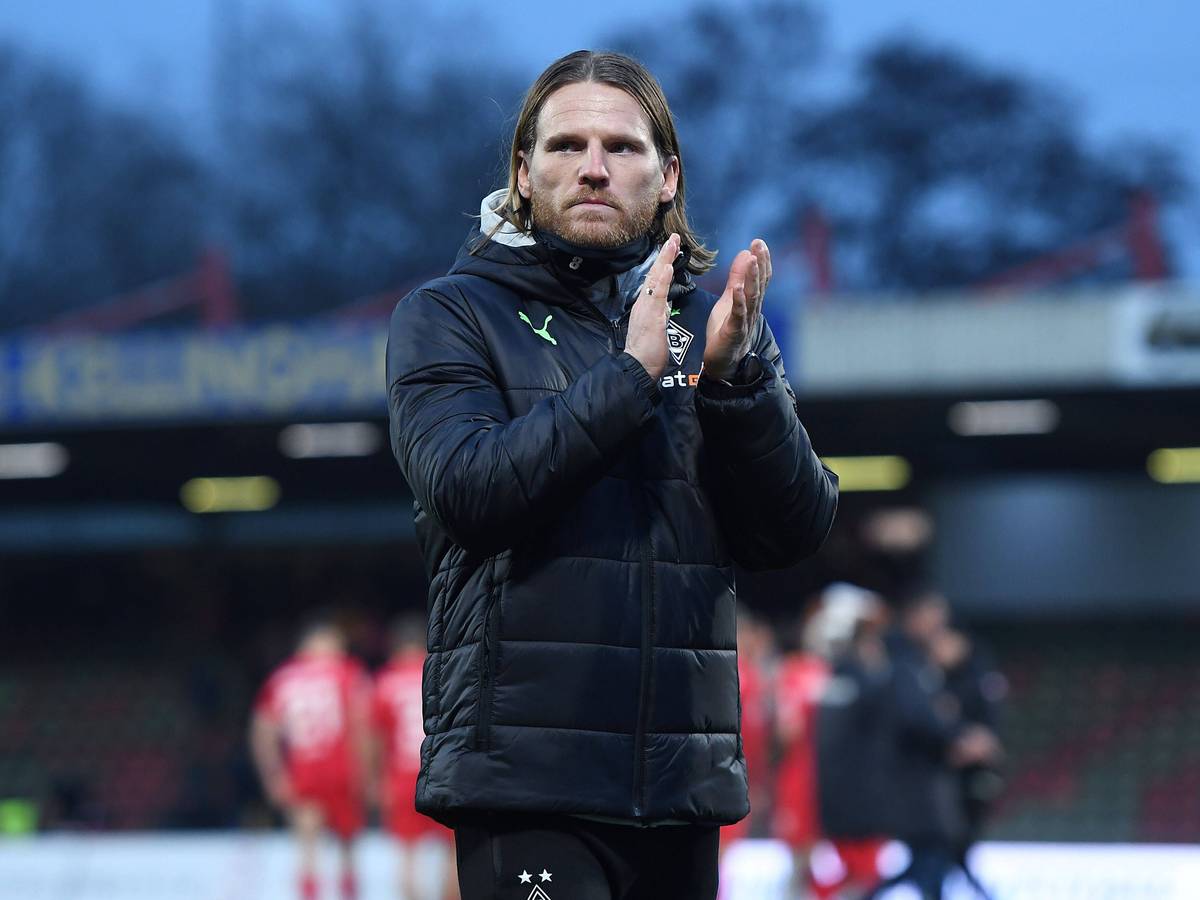 Eugen Polanski applaudiert den mitgereisten Fans von Borussia Mönchengladbach nach dem Spiel der U23 bei Rot-Weiß Oberhausen am 3. Dezember 2022.