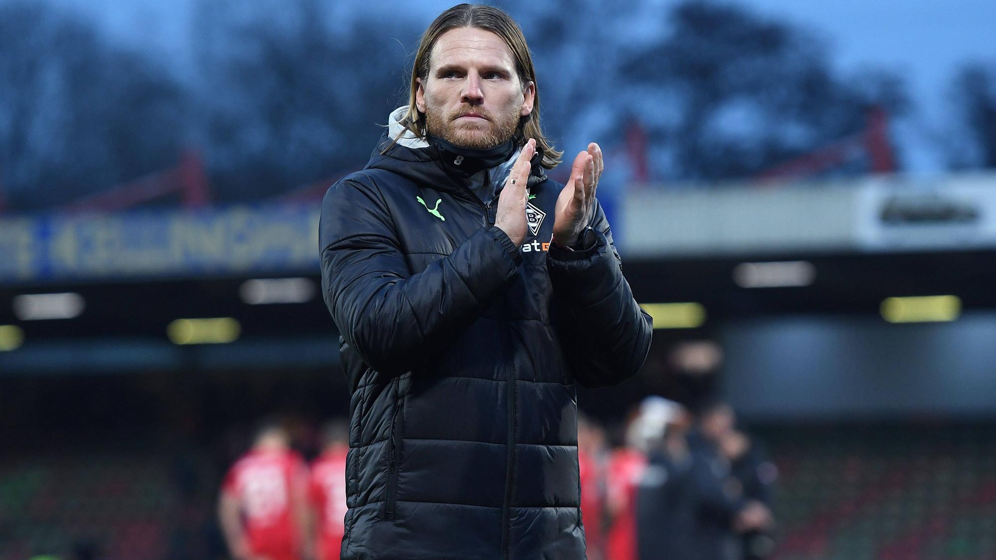 Eugen Polanski applaudiert den mitgereisten Fans von Borussia Mönchengladbach nach dem Spiel der U23 bei Rot-Weiß Oberhausen am 3. Dezember 2022.