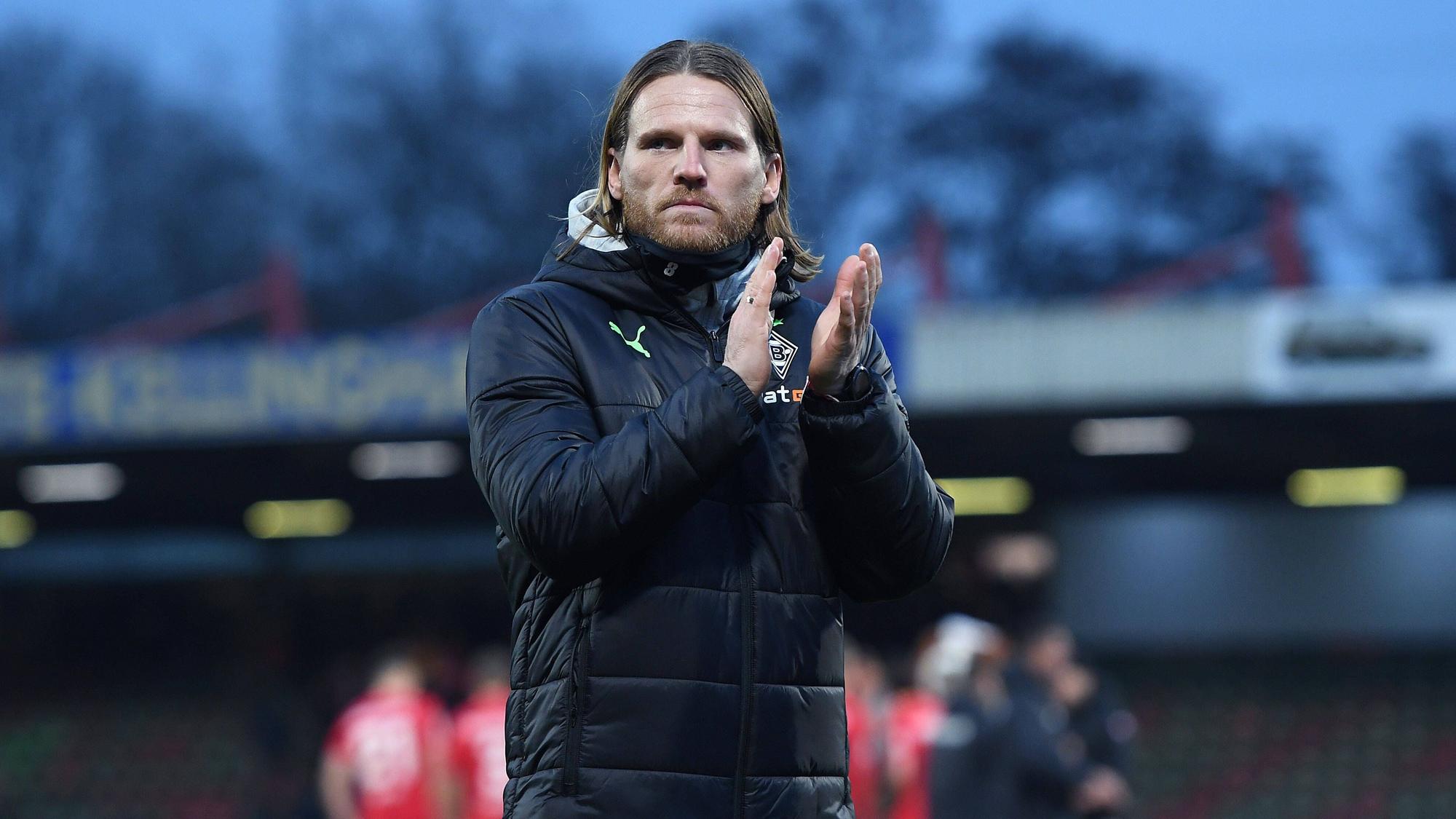 Eugen Polanski applaudiert den mitgereisten Fans von Borussia Mönchengladbach nach dem Spiel der U23 bei Rot-Weiß Oberhausen am 3. Dezember 2022.