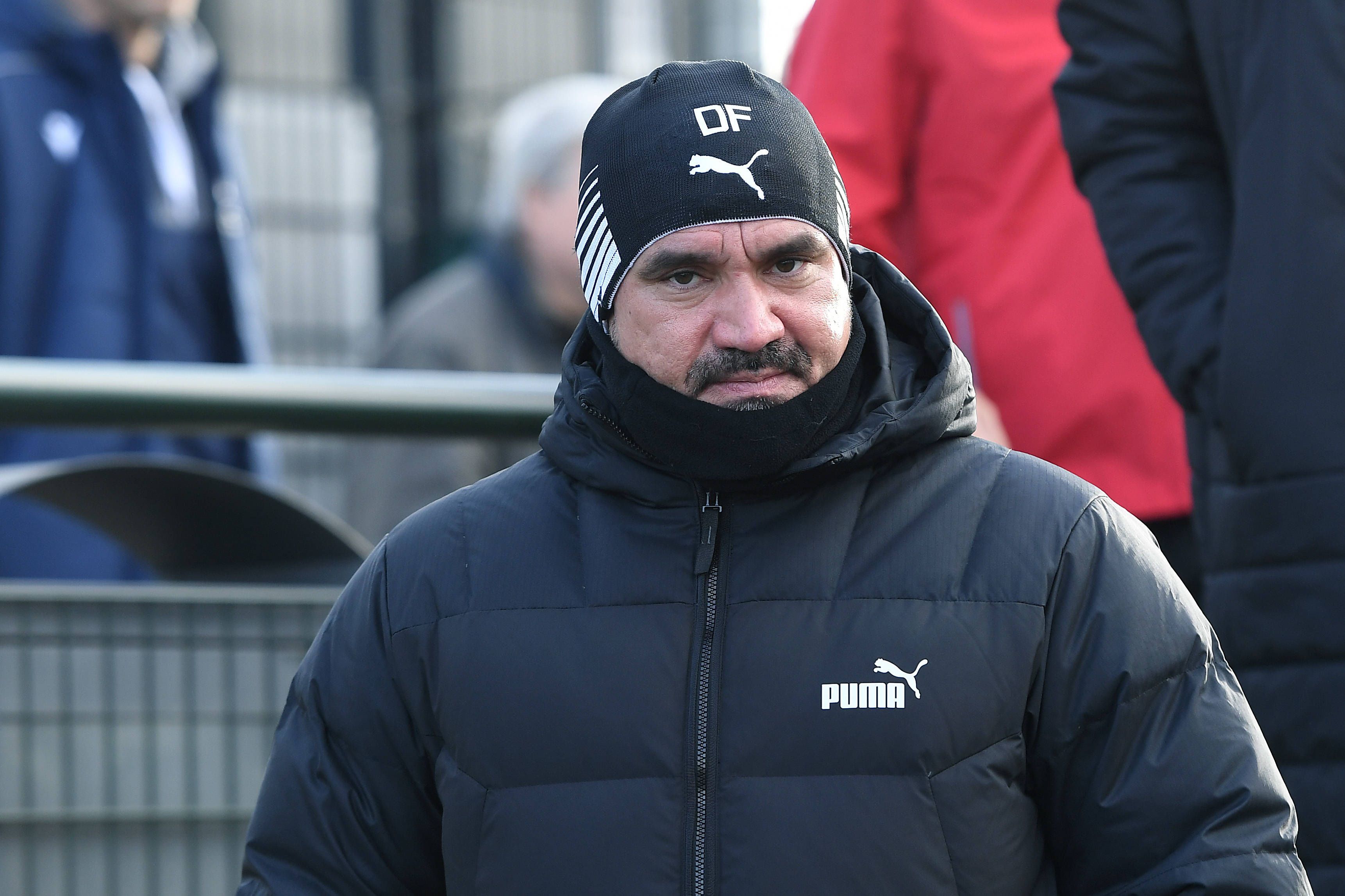 Daniel Farke steht in schwarzer Winterkleidung am Spielfeldrand des Fohlenplatzes im Borussia-Park und bereitet sich auf das Testspiel von Borussia Mönchengladbach gegen Arminia Bielefeld am 11. Januar 2023 vor.
